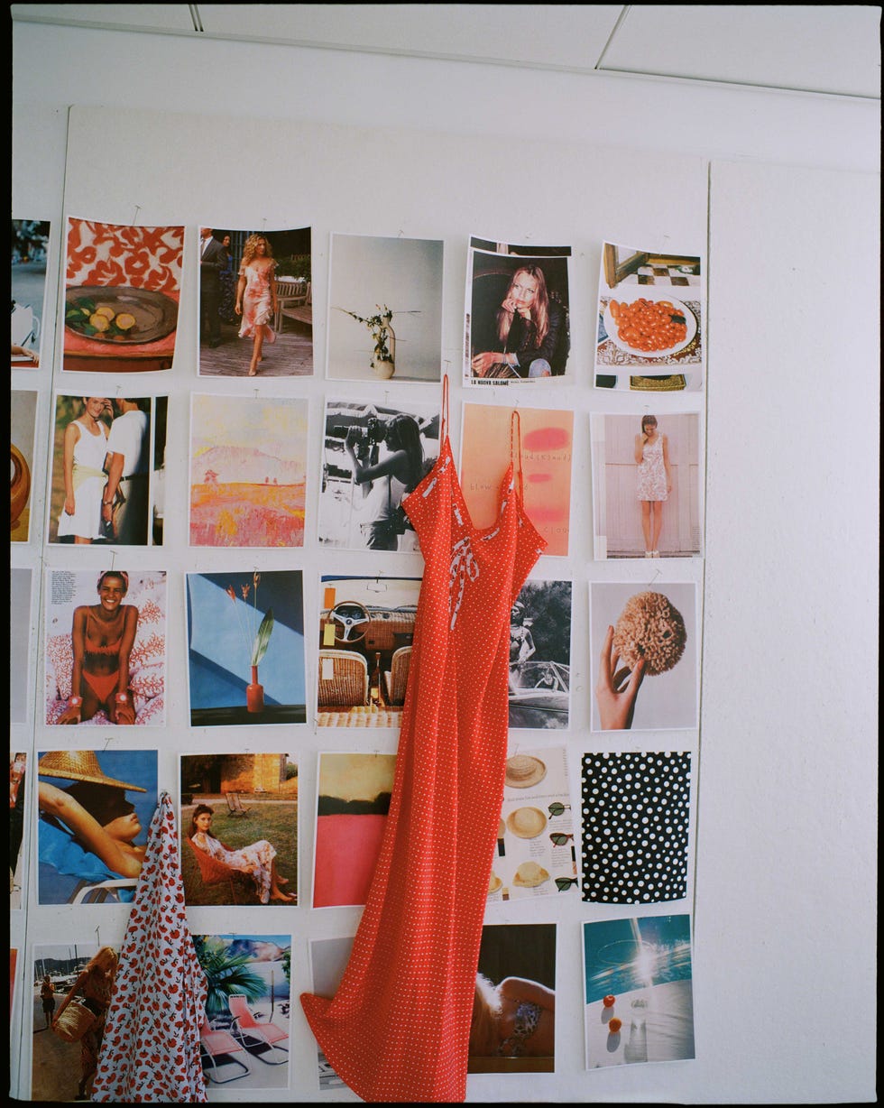 Affichage de photographies avec une robe à pois rouge suspendue