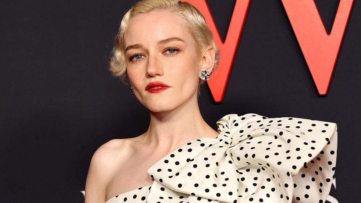 Julia Garner tiene el labial rojo cálido perfecto para el verano