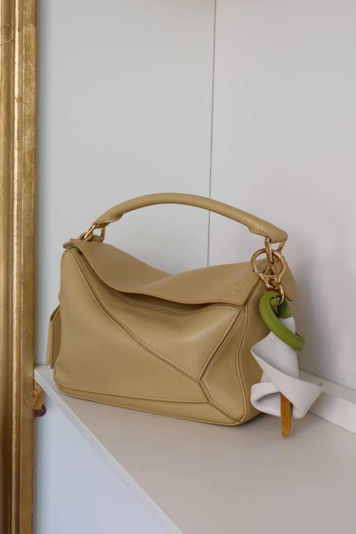 Mon nouveau sac «Featherlight Puzzle» de Loewe et son «charme» sous la forme de Cala