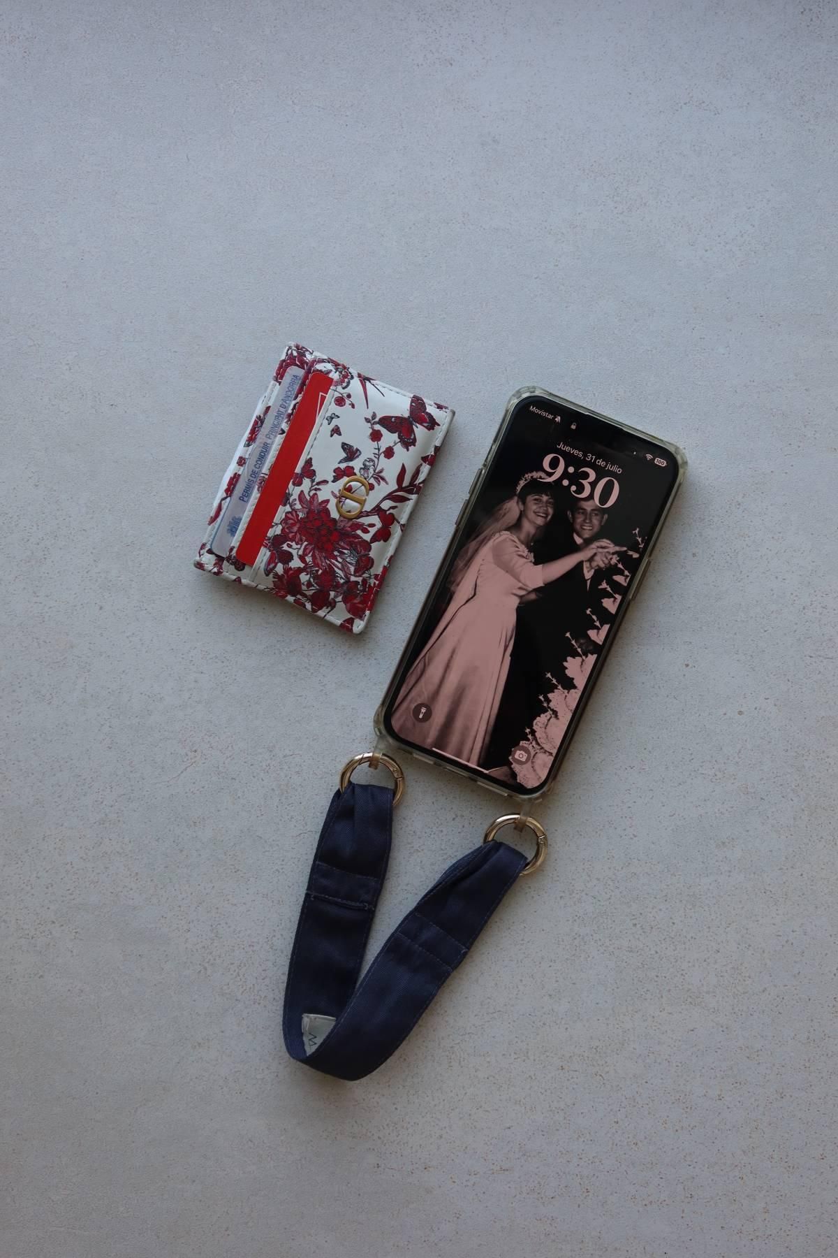 Dans mon sac, ils ne manquent jamais mon mobile et un portefeuille