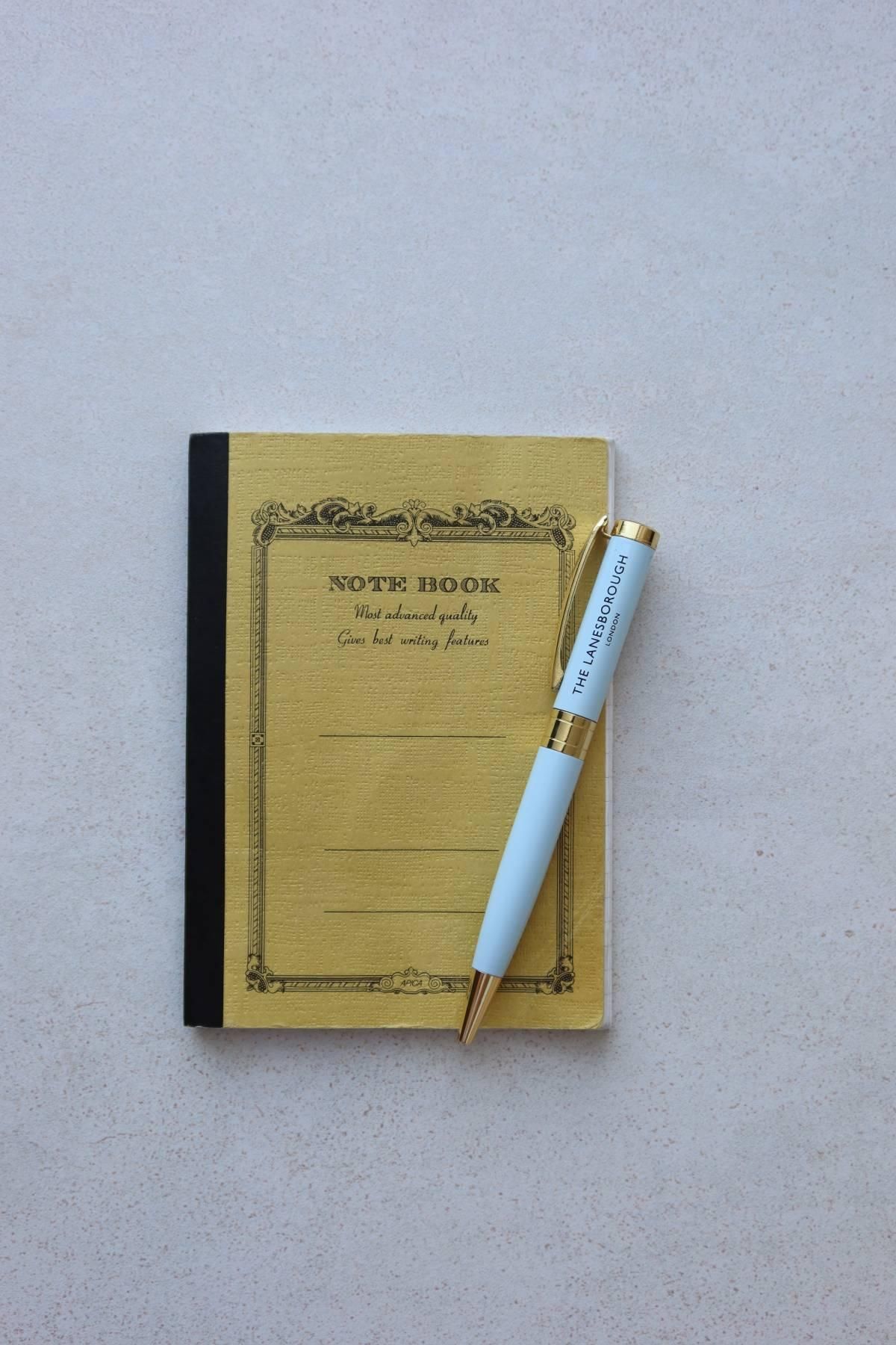 J'aime porter un cahier et une balle dans le sac