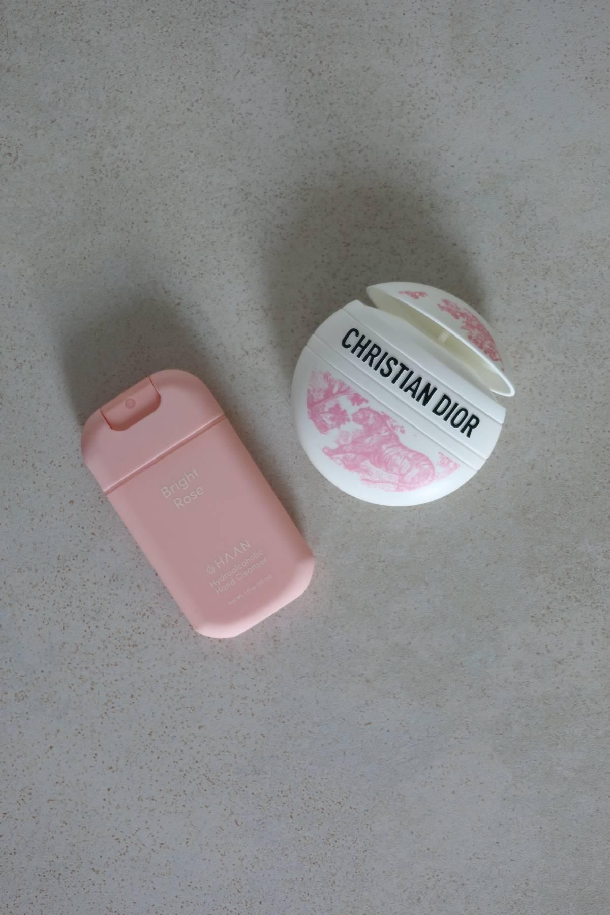 Le désinfectant et la crème de main que j'aime transporter