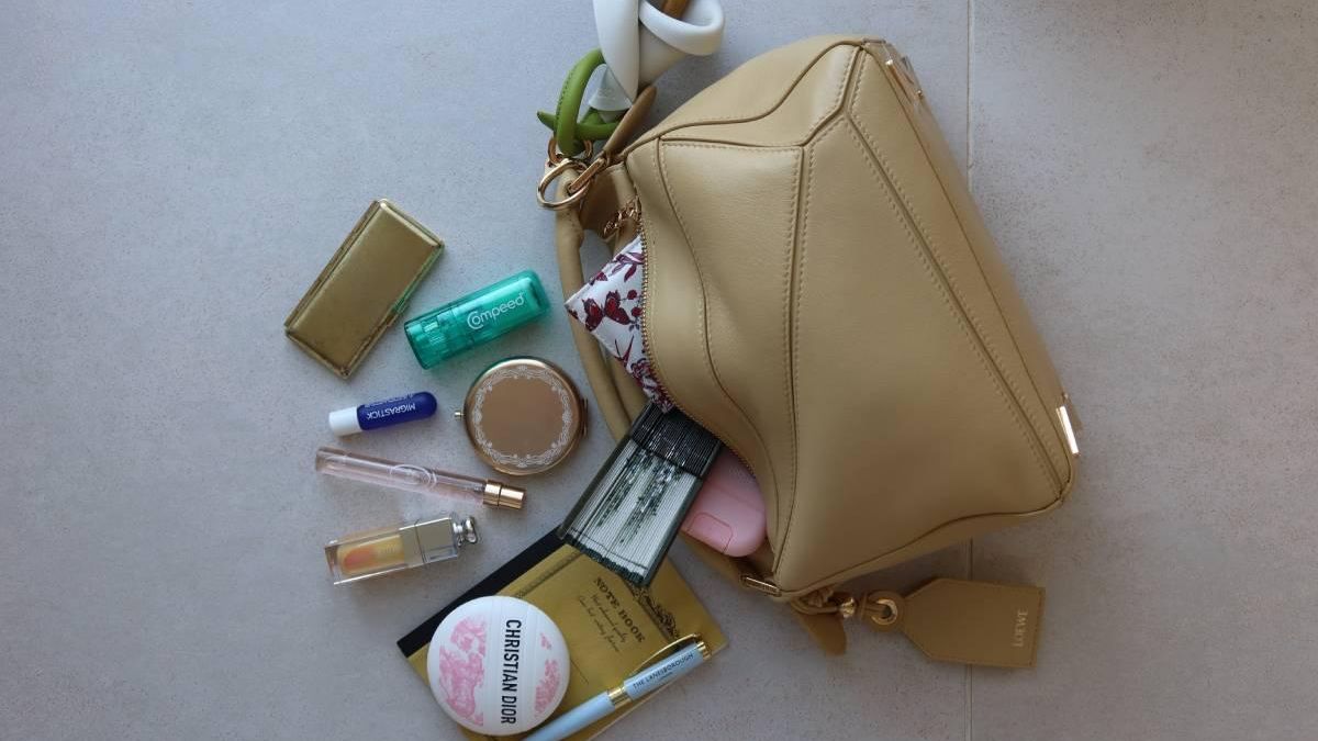 Qué llevo en mi nuevo bolso de Loewe: todo lo necesario para sobrevivir a un día de verano