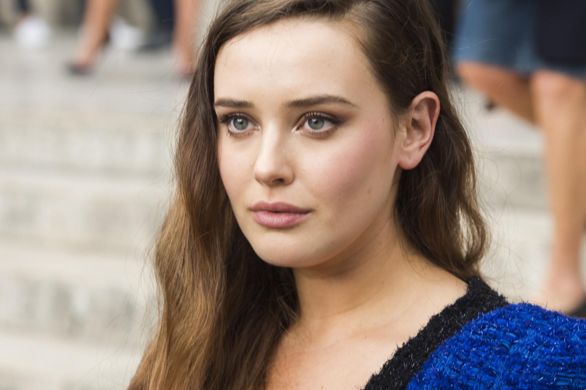 La ctriz Katherine Langford, antes de su corte de pelo