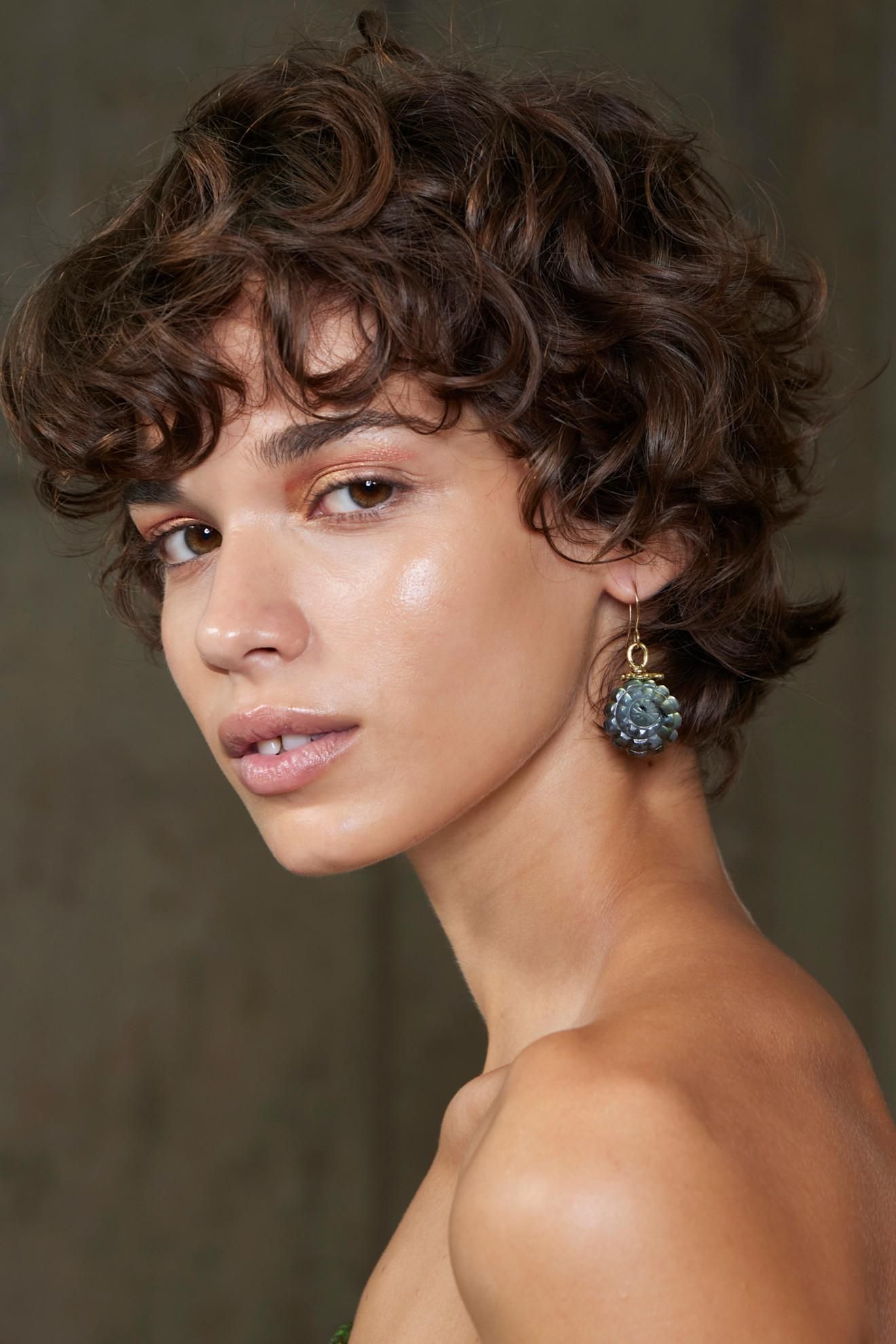 Coupe de cheveux bouclée avec élévation