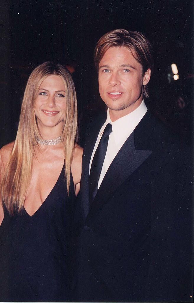Jennifer Aniston avec la coupe de cheveux paradé qui porte également le nourrisson Sofia.