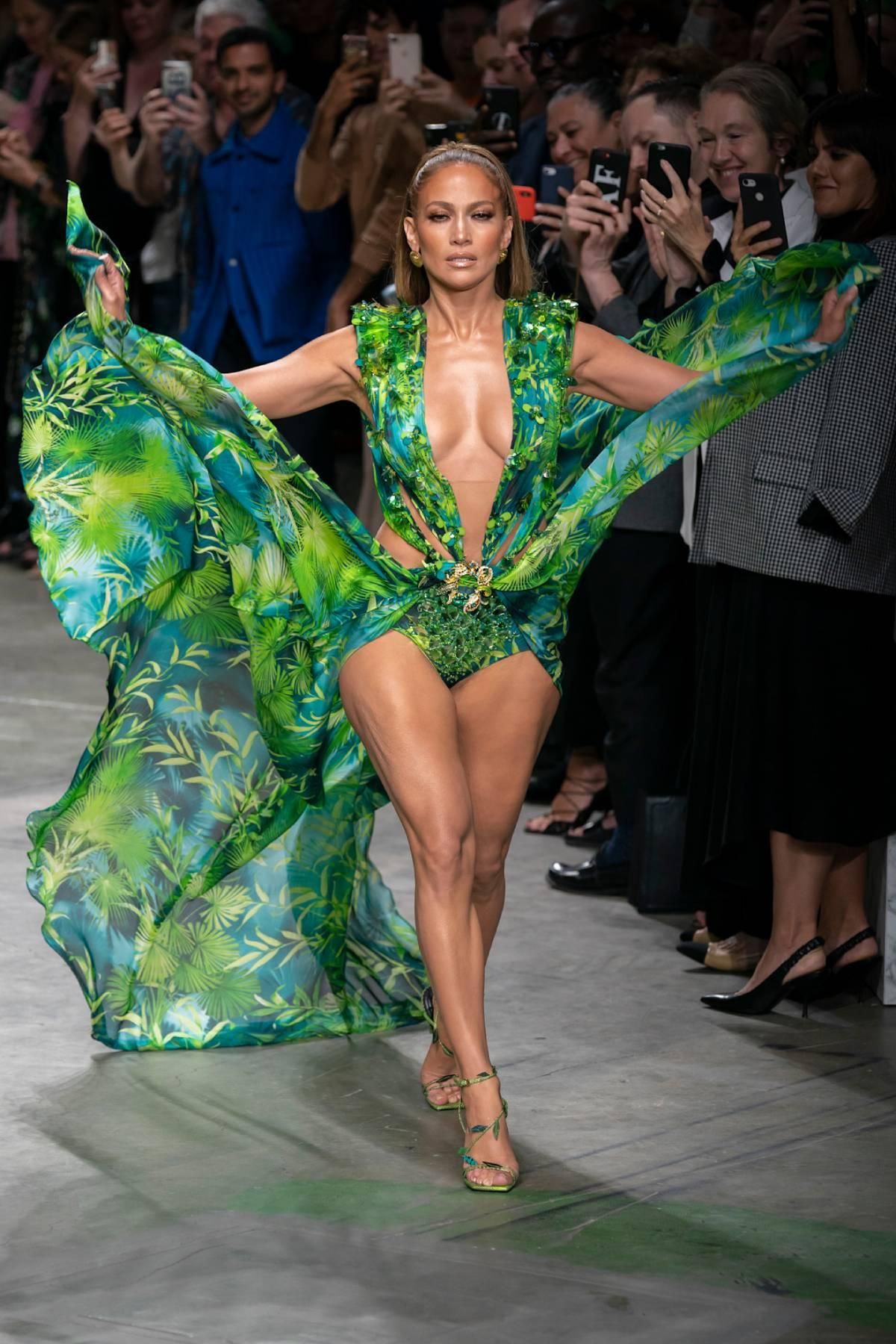 En 2019, Jennifer Lopez a défilé pour Versace avec la célèbre «robe de jungle»