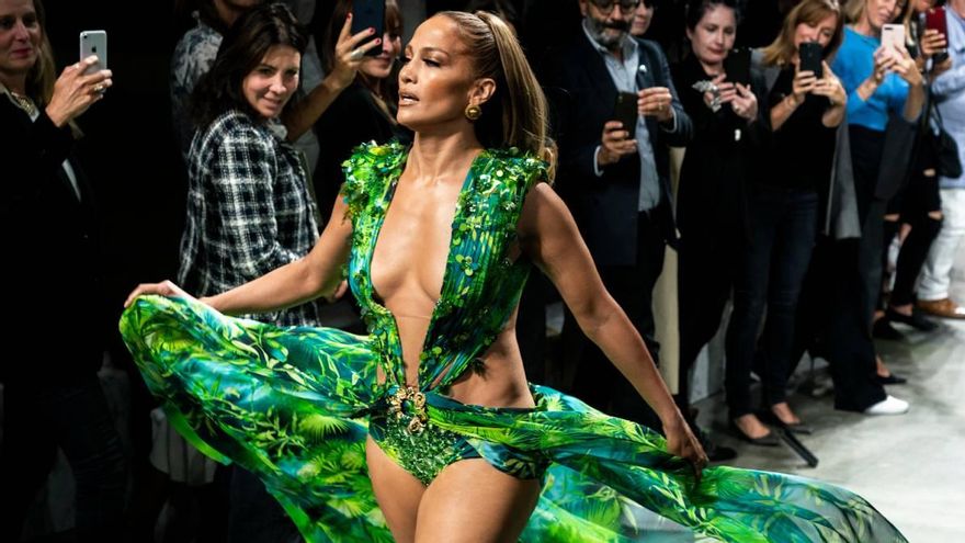 ¿Qué fue del icónico vestido de Versace que Jennifer Lopez hizo viral hace 25 años?