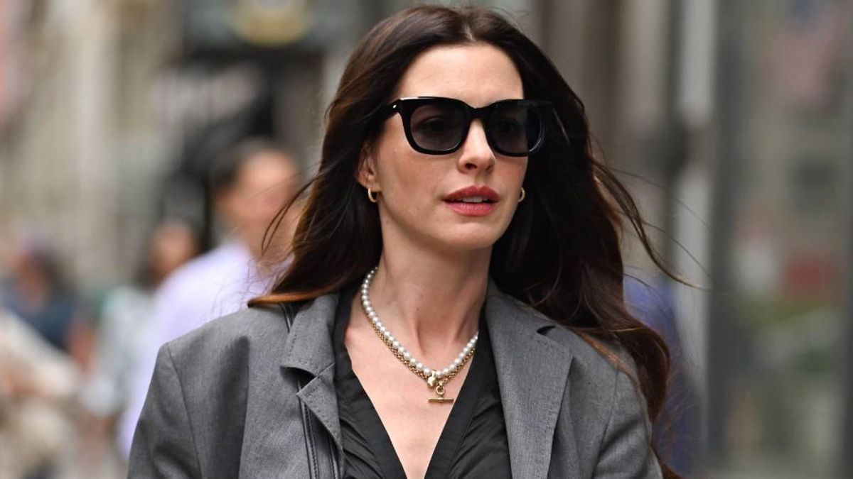 Anne Hathaway marca tendencia con su collar estilo T bar