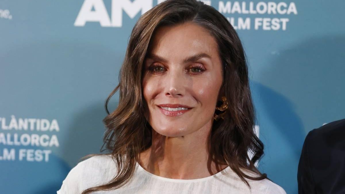 La reina Letizia estrena vestido blanco y joyas de Suma Cruz en el Atlántida Film Fest 2025