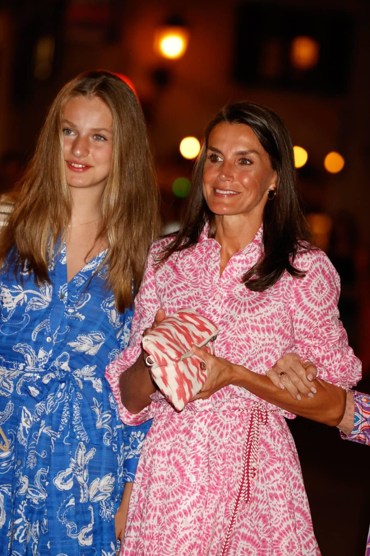 Reine Letizia avec son `` embrayage '' de la sensation de la sensation de la sensation en 2022