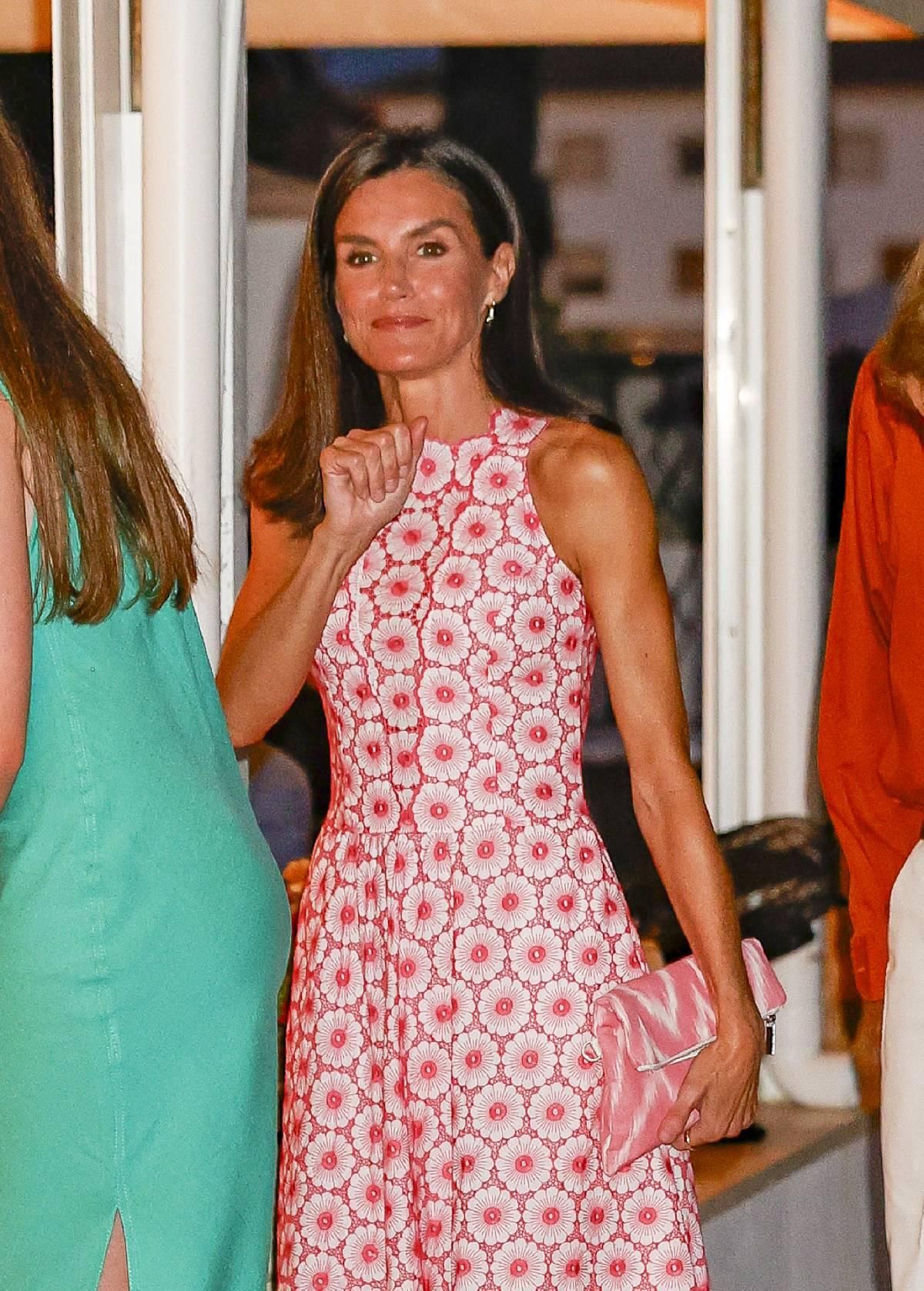 Queen Letizia à Palma en 2024 avec son sac préféré de Feel Malorca