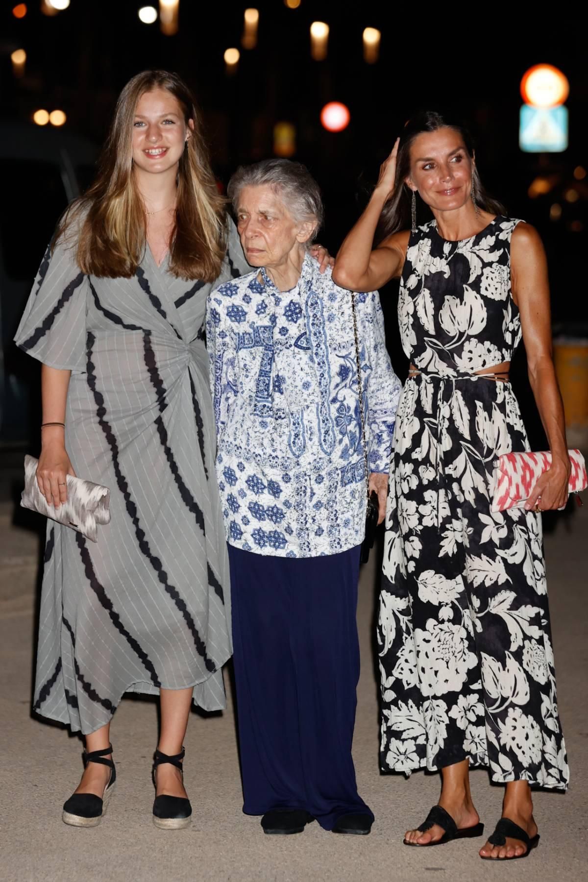 La reine Letizia et la princesse Leonor, toutes deux avec des sacs Mano Majorque et à côté d'Irene de Grèce en 2022