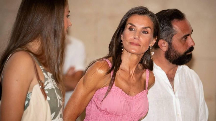 La reina Letizia deslumbra en Palma con vestido de Hugo Boss y bolso ikat de Feel Mallorca