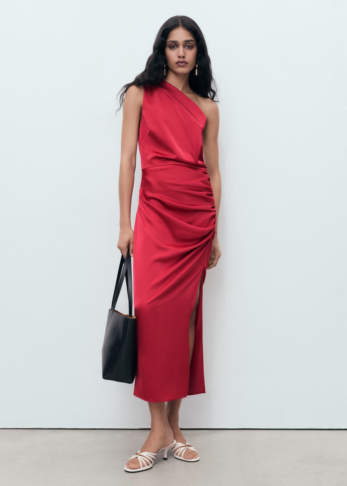 Robe satinée asymétrique