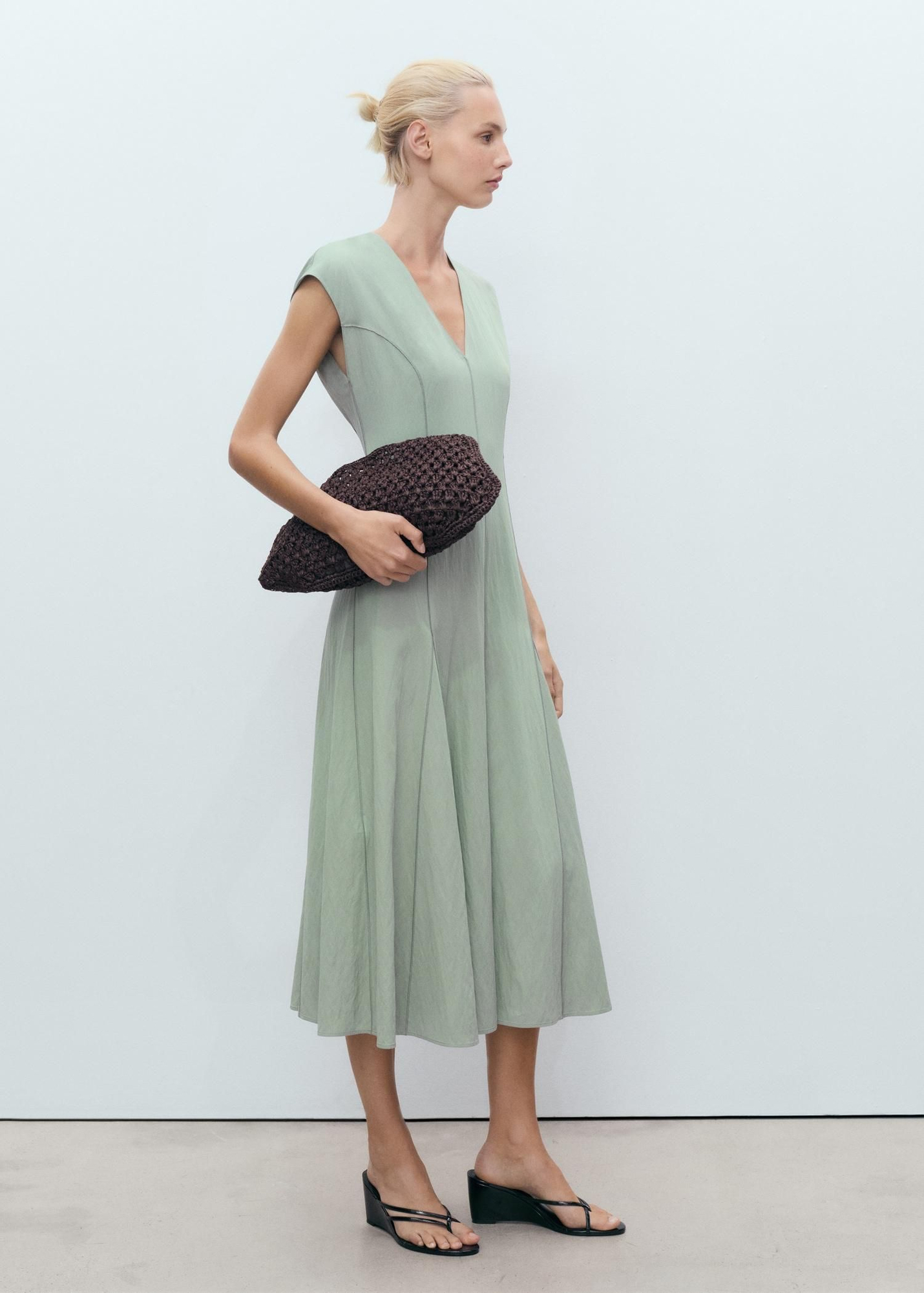 Coutures de cou de pic de robe midi