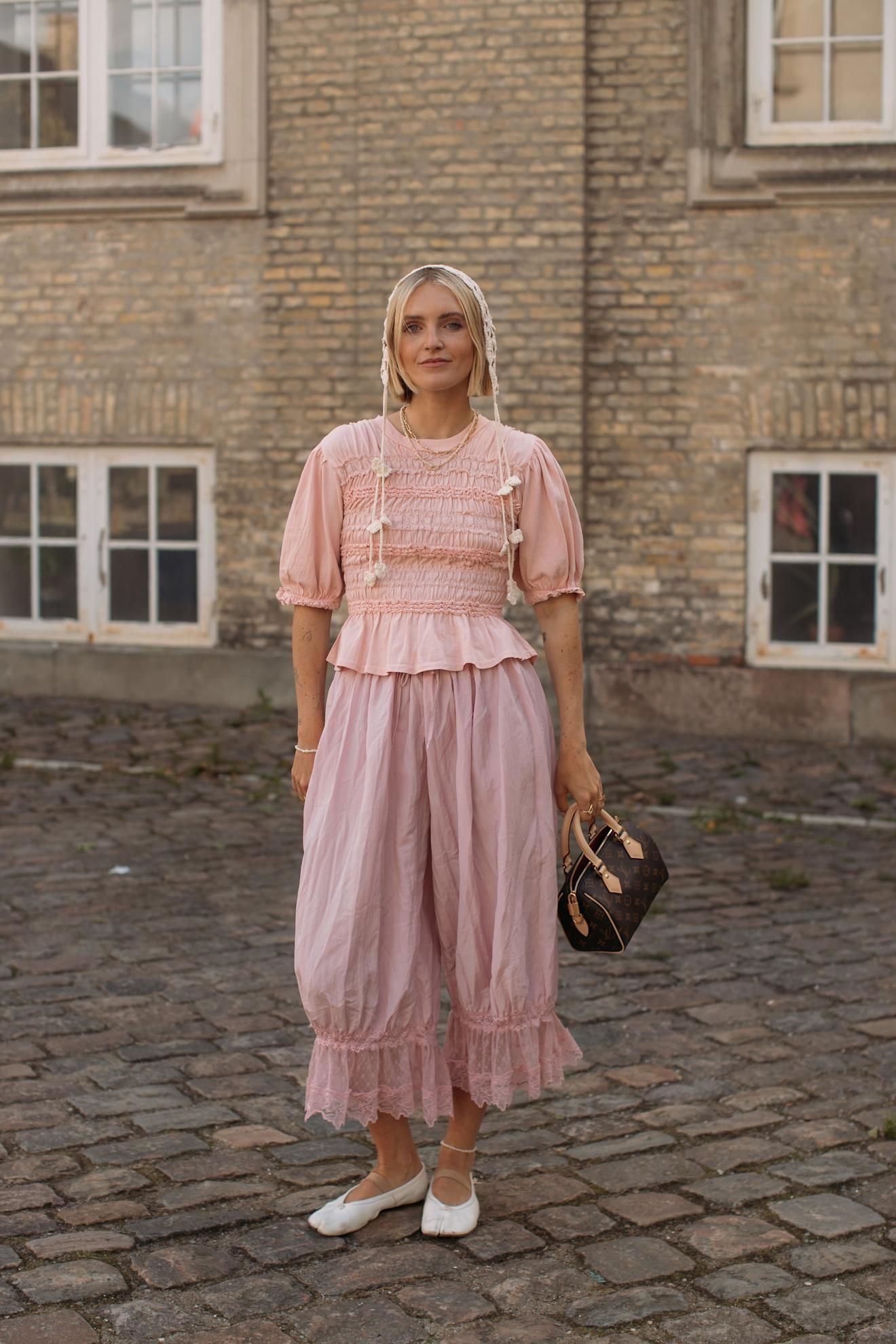 Monocolor look avec un pantalon de bombardement et un capot vu dans la semaine de la mode de Copenhague