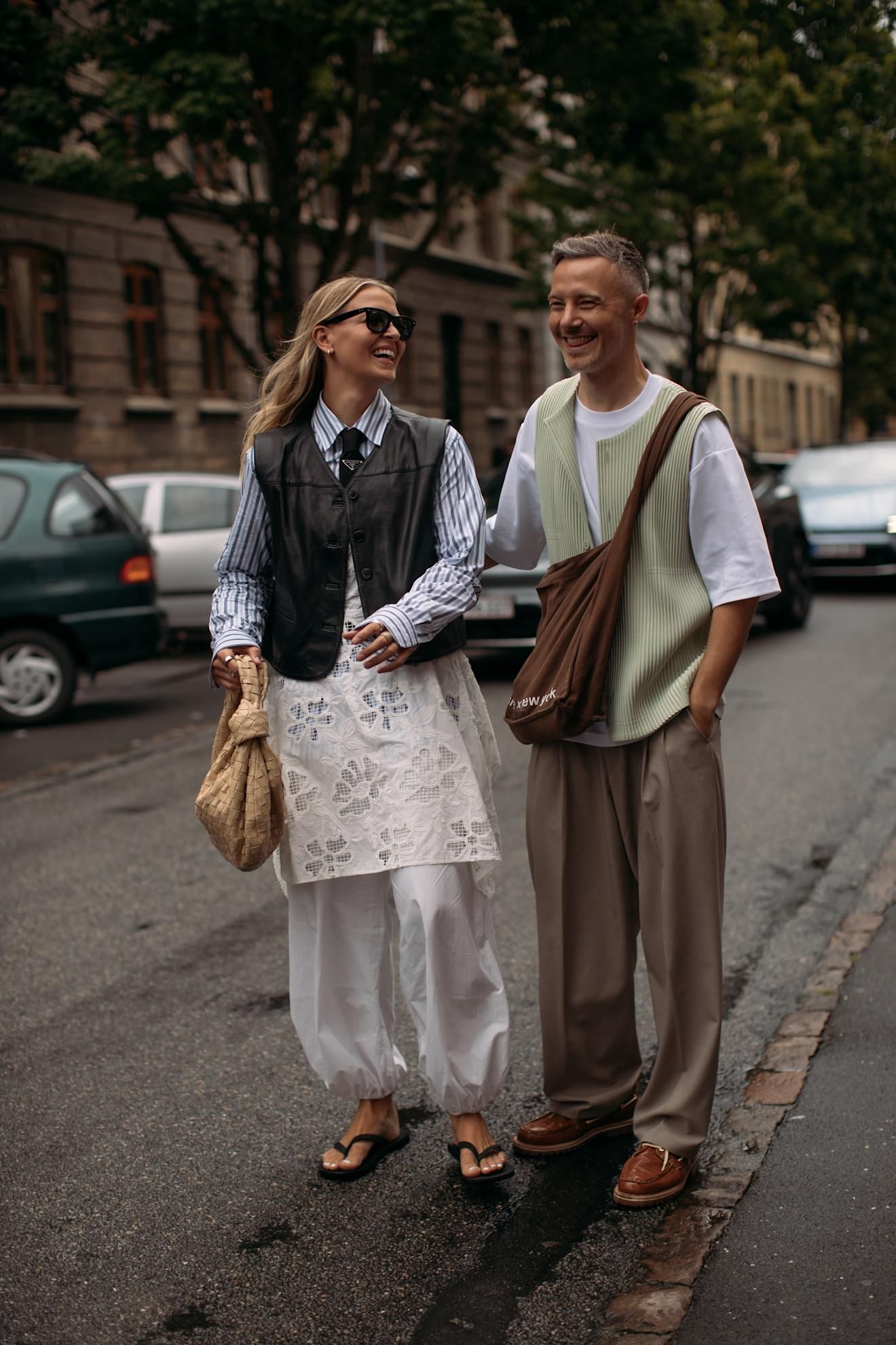 Regardez avec des couches avec des bombardements et une jupe vue dans la semaine de la mode à Copenhague