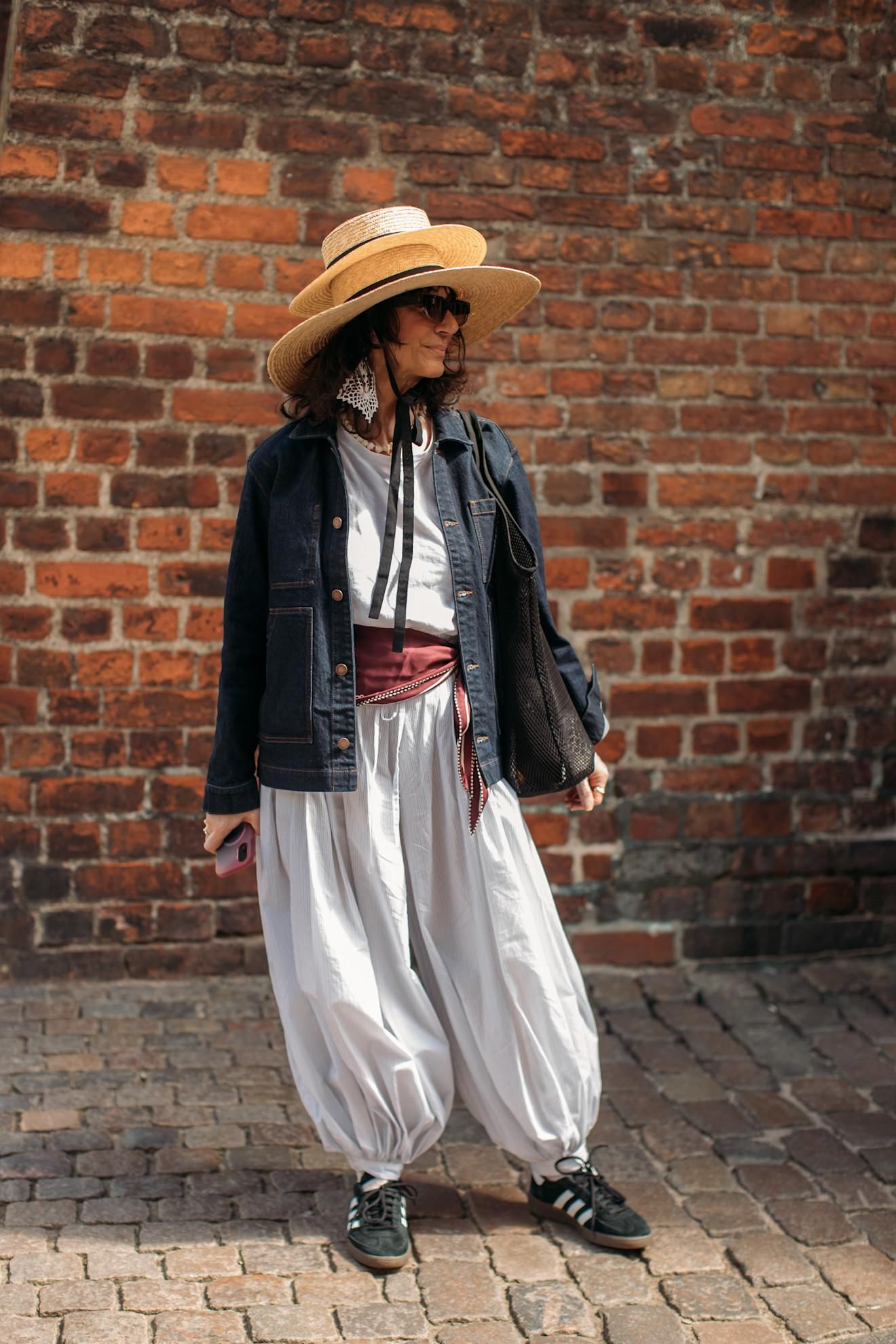 Regardez avec un pantalon de bombardement et un mouchoir vu à Copenhague