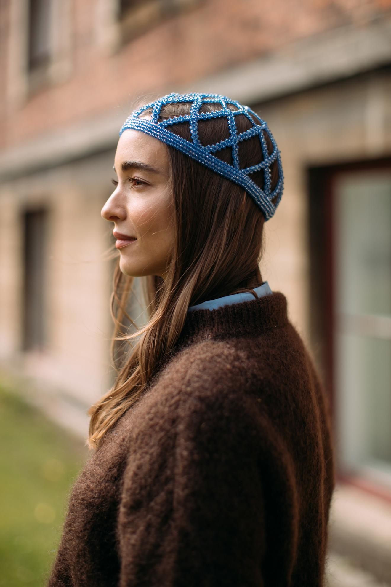 Regardez avec une casquette de perles vue dans la semaine de la mode de Copenhague