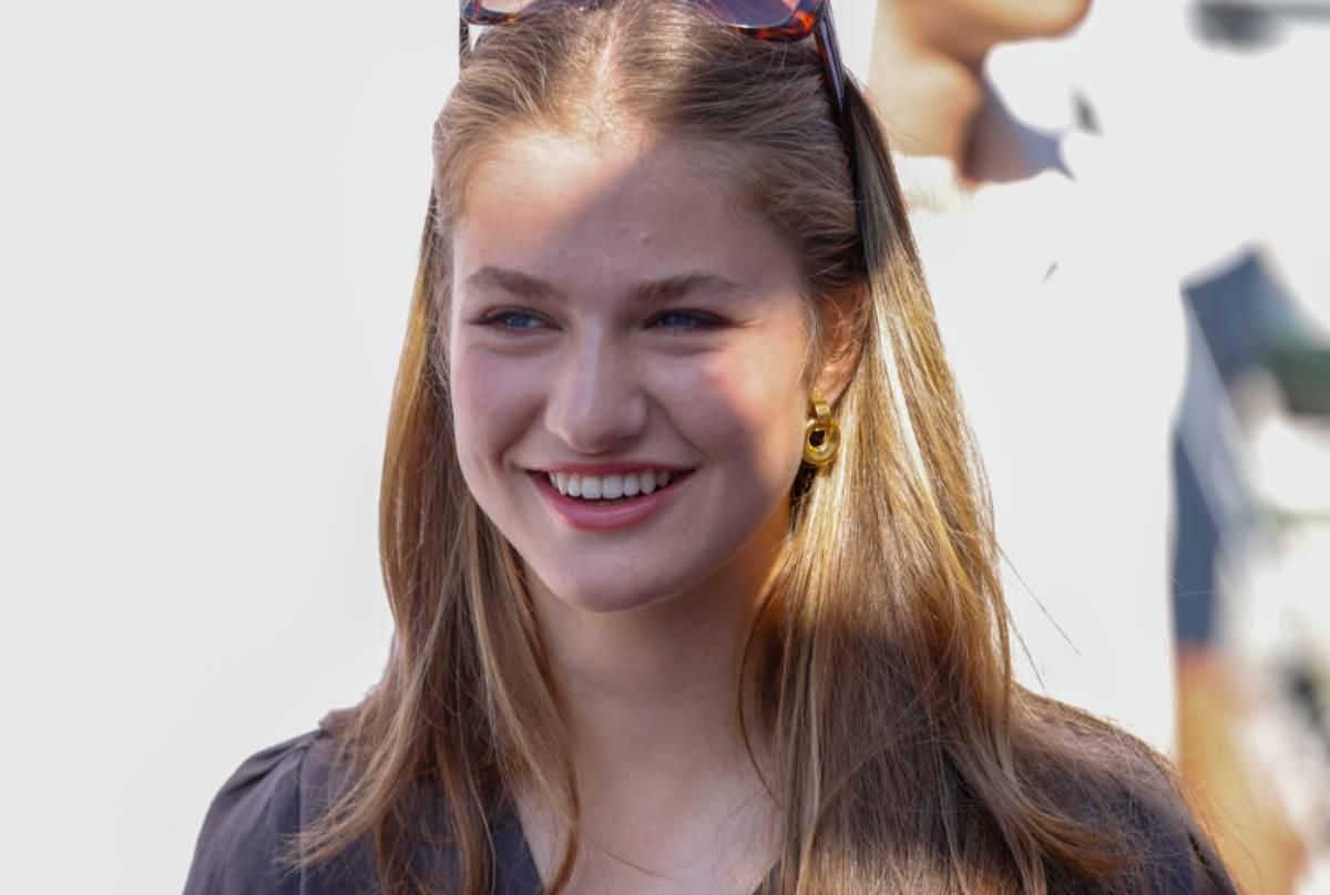 Princesse Leonor avec des cheveux lâches et des lunettes de soleil comme un bandeau