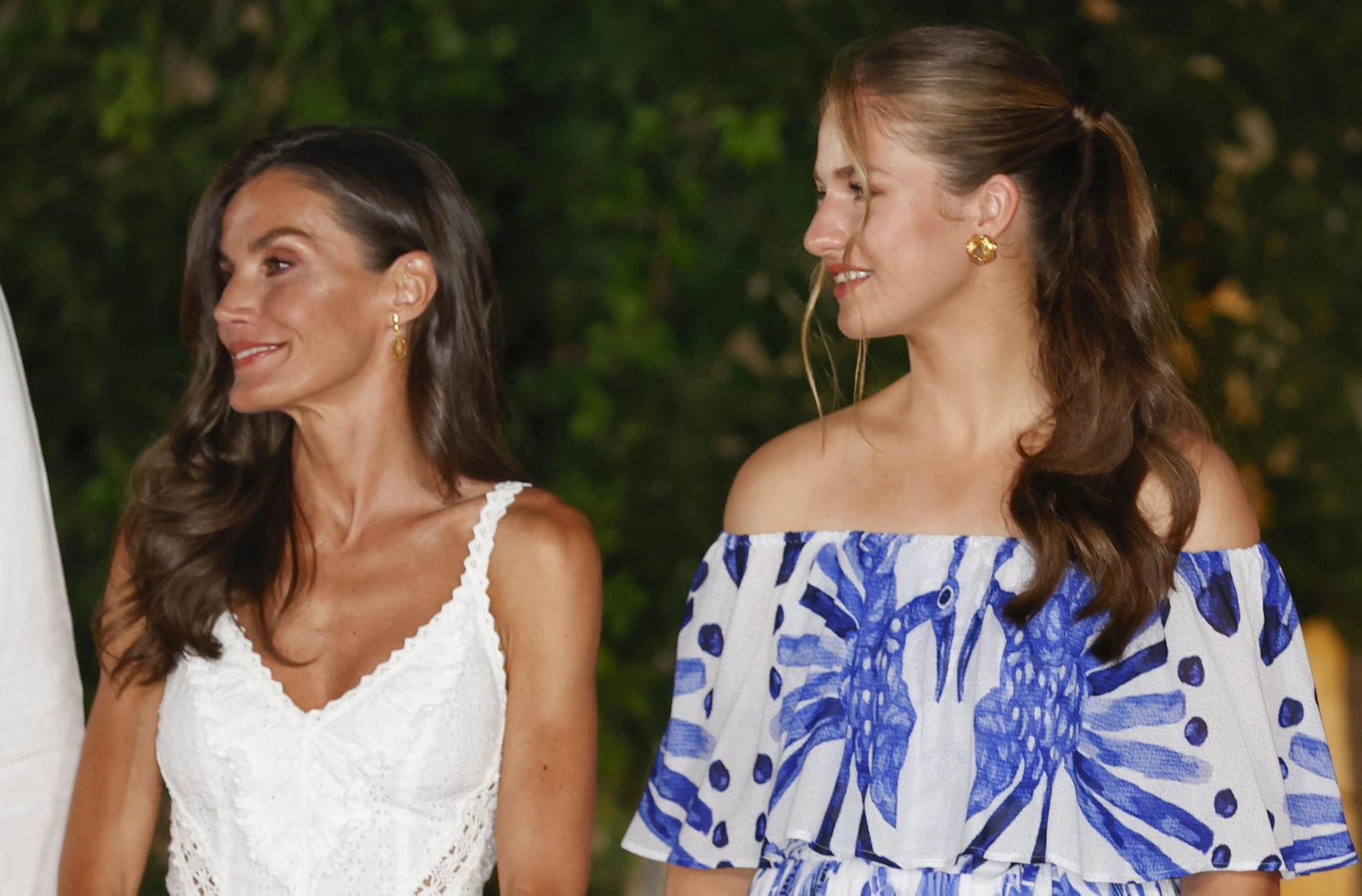 Queen Letizia avec un semi-collecté à la sortie du palais maricent à Palma de Majorque