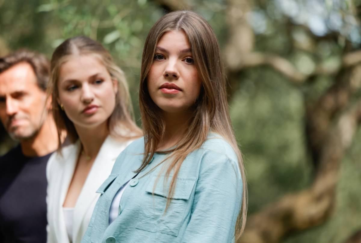 Infanta Sofia avec ses cheveux lâches et lisses habituels