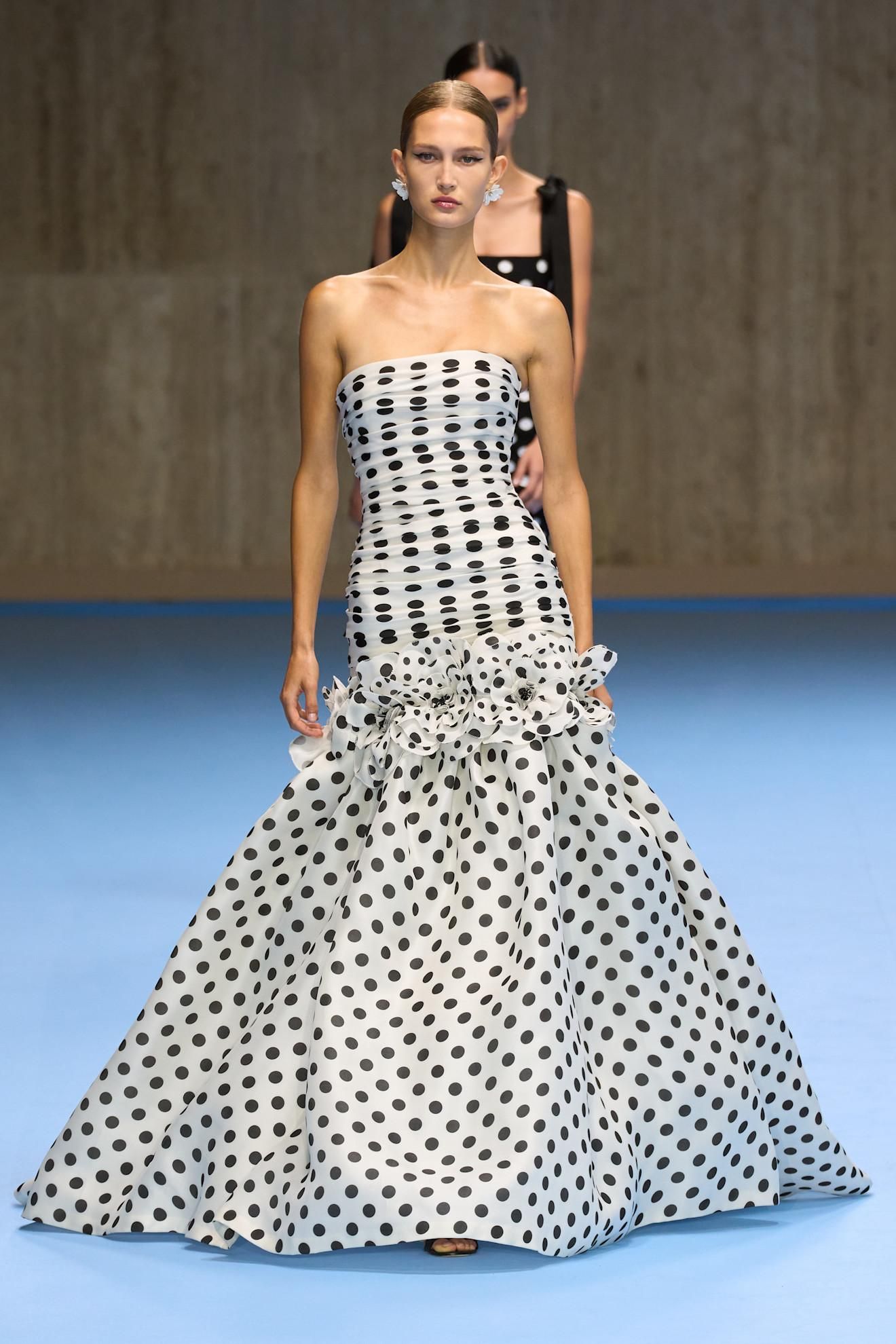 Lunars dans le défilé de Carolina Herrera.