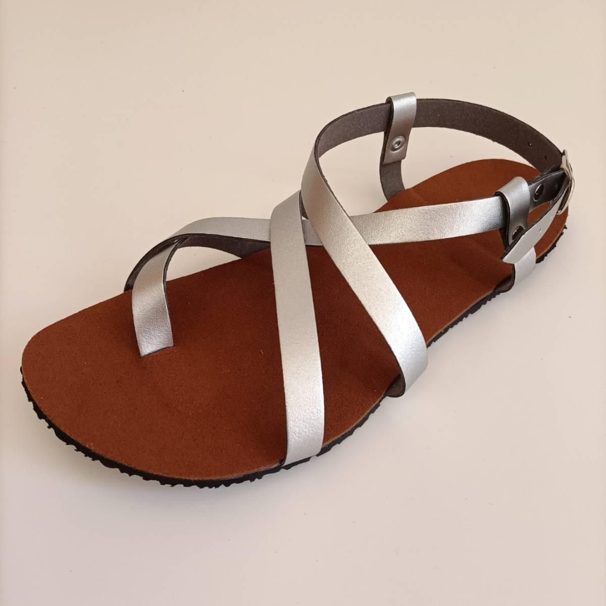 Sandales en argent aux pieds nus