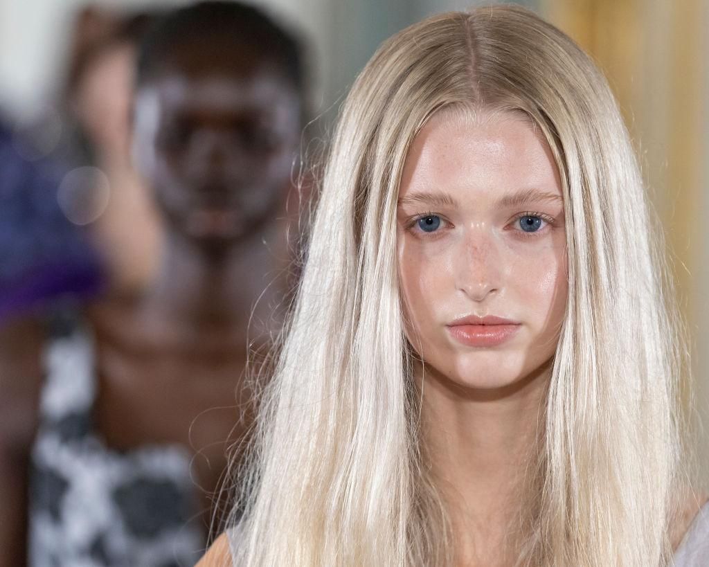 Le manque de luminosité, ainsi que la faiblesse, sont les conséquences du vieillissement des cheveux.