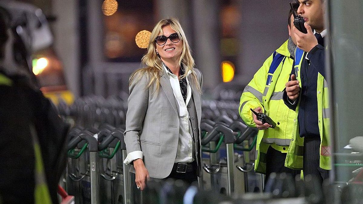 Raquel González, cosmetóloga: "Recomiendo llevar en el avión un suero de ácido hialurónico o una esencia para evitar la deshidratación"