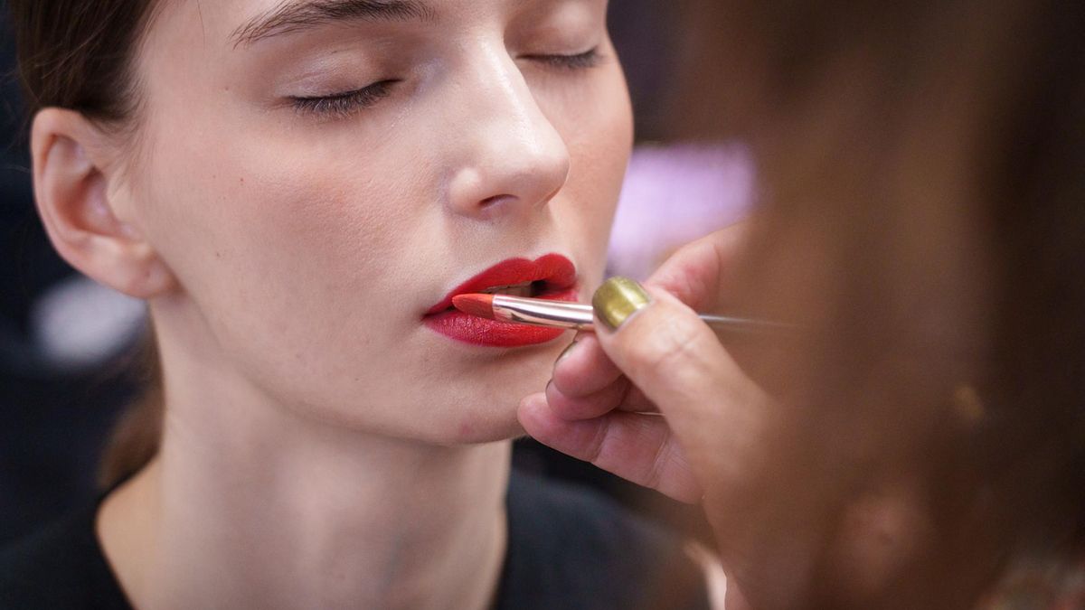 El truco de maquillaje inesperado de esta famosa maquilladora para que los labios parezcan más gruesos sin pinchazos