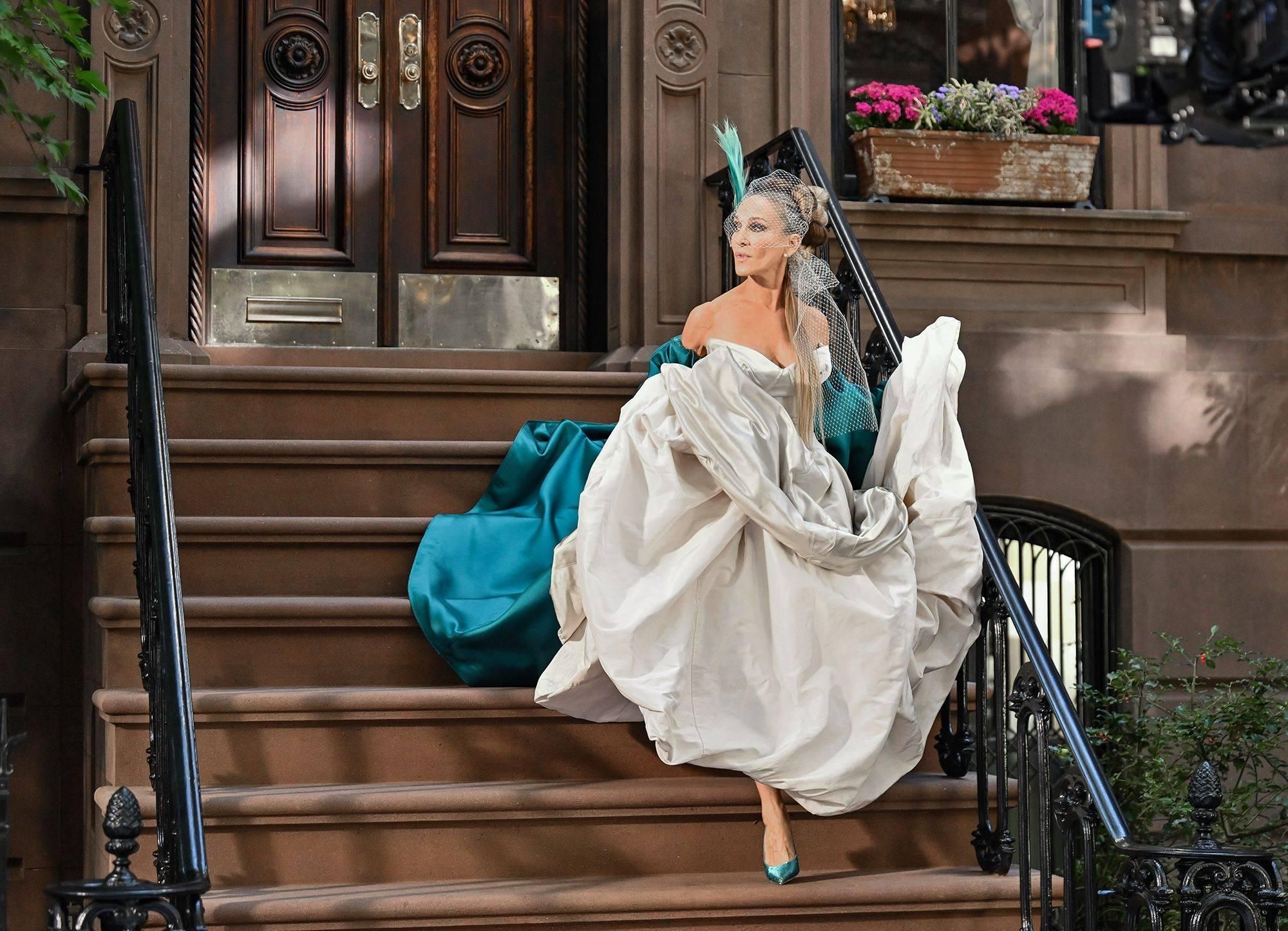 Carrie Bradshaw revient à la robe de mariée de Vivienne Westwood pour aller au Gala Meta