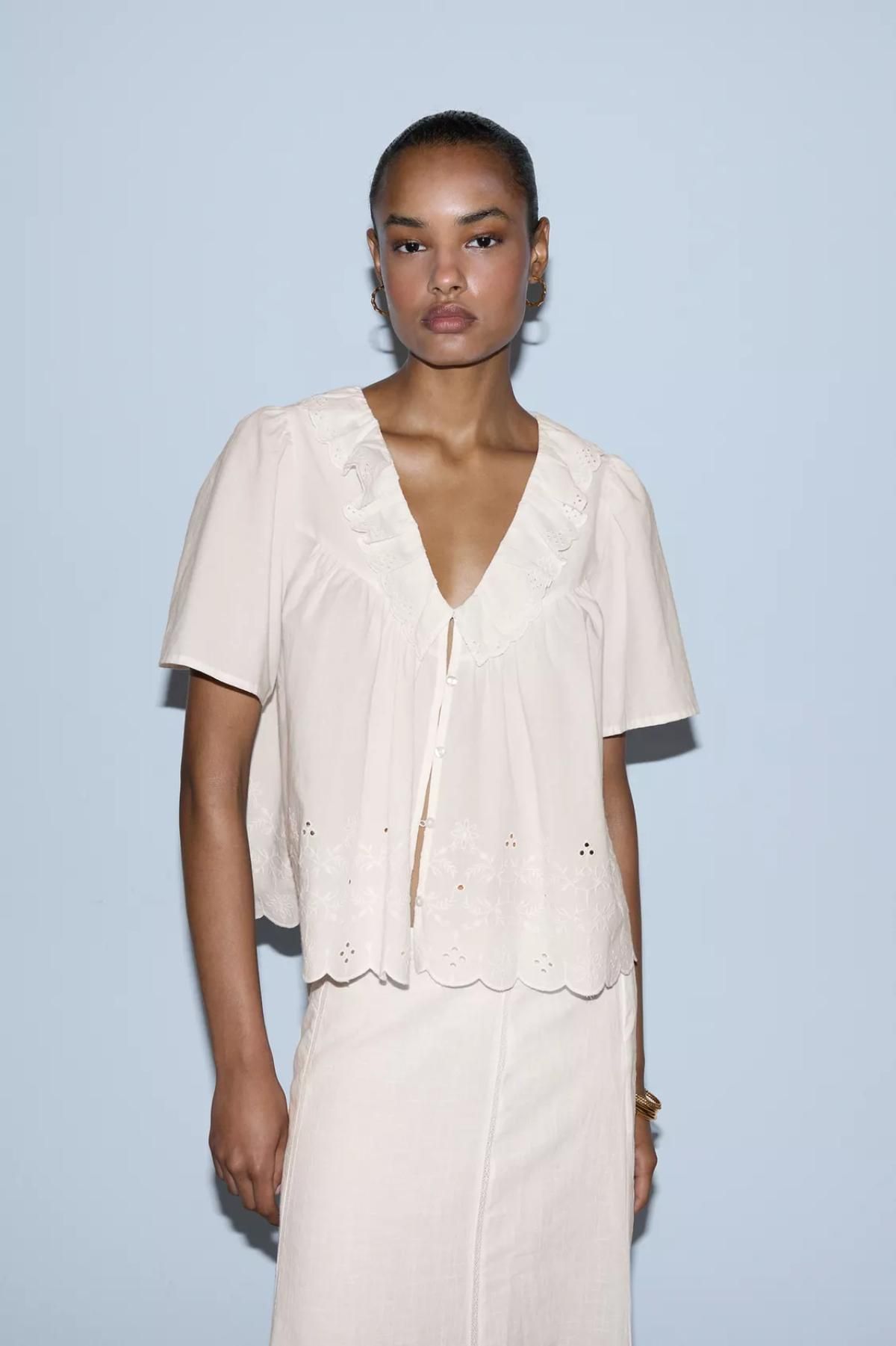 Blouse avec broderie de gauche à gauche suisse