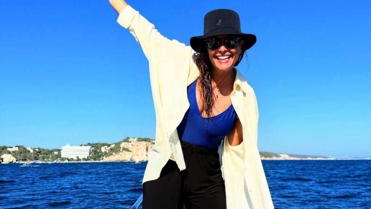 Nuria Roca con bañador que favorece a todas las edades y cuerpos