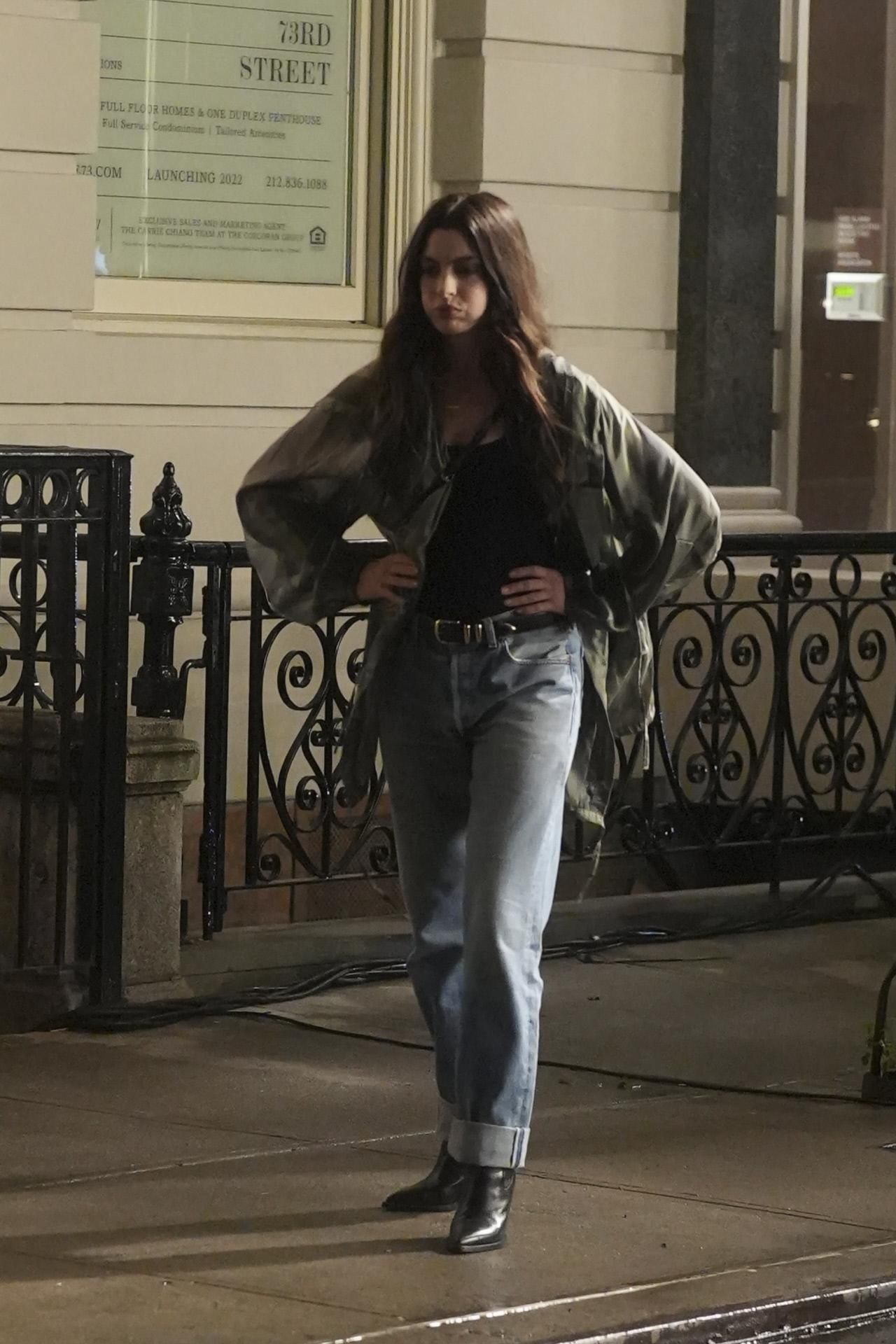 Anne Hathaway avec un pantalon de vaques et des bottines noires