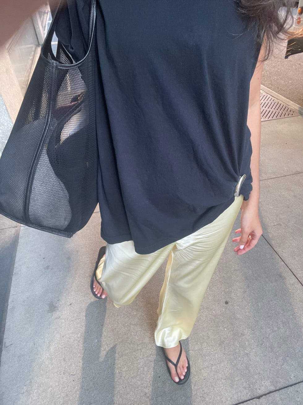 femme portant un pantalon de soie et une broche