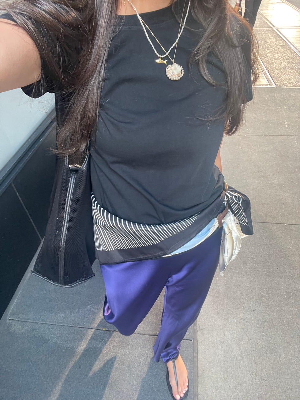 tenue décontractée avec des pantalons et accessoires pourpre noirs