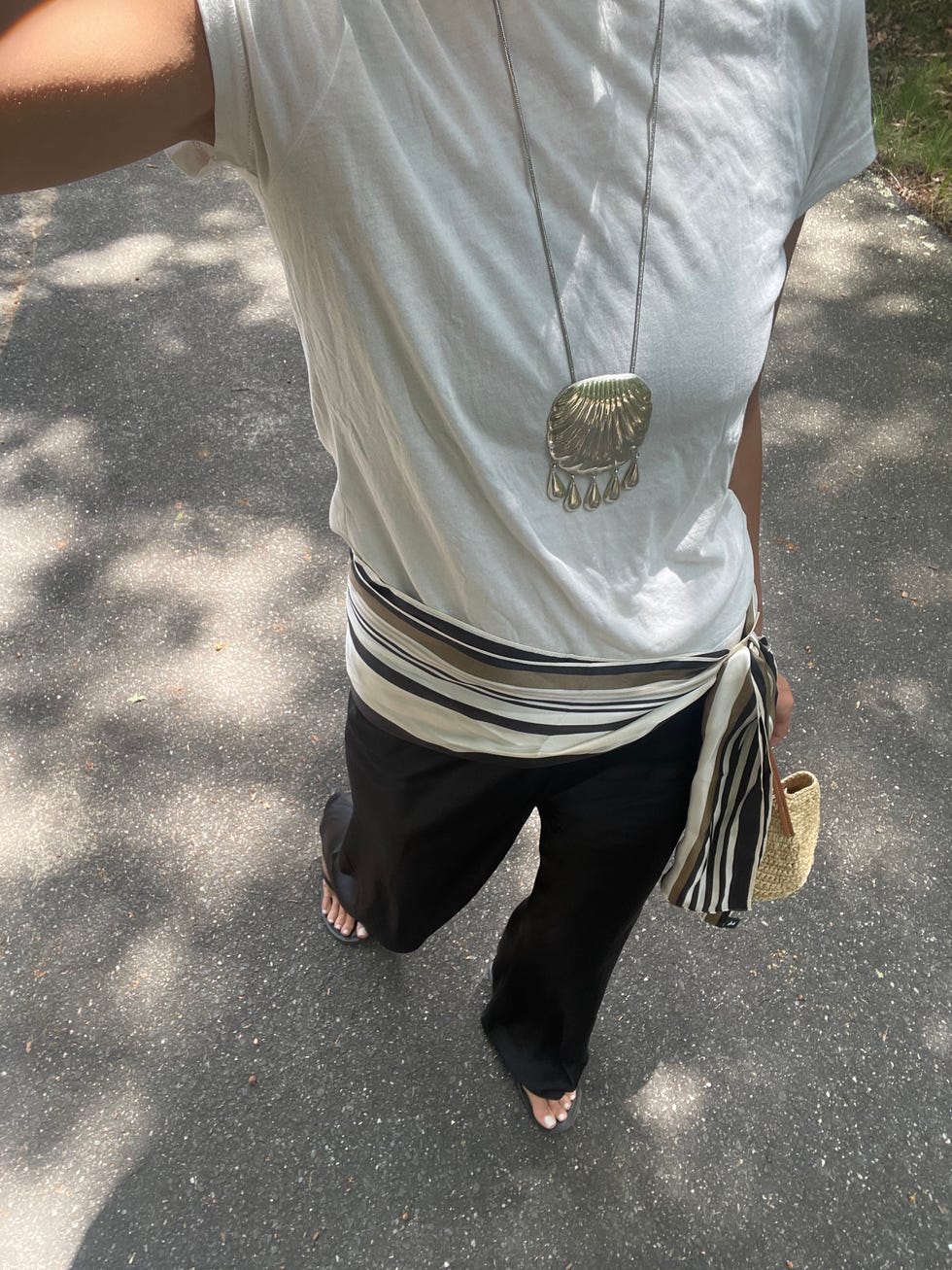 Femme en pantalon en soie et écharpe attaché autour de la taille