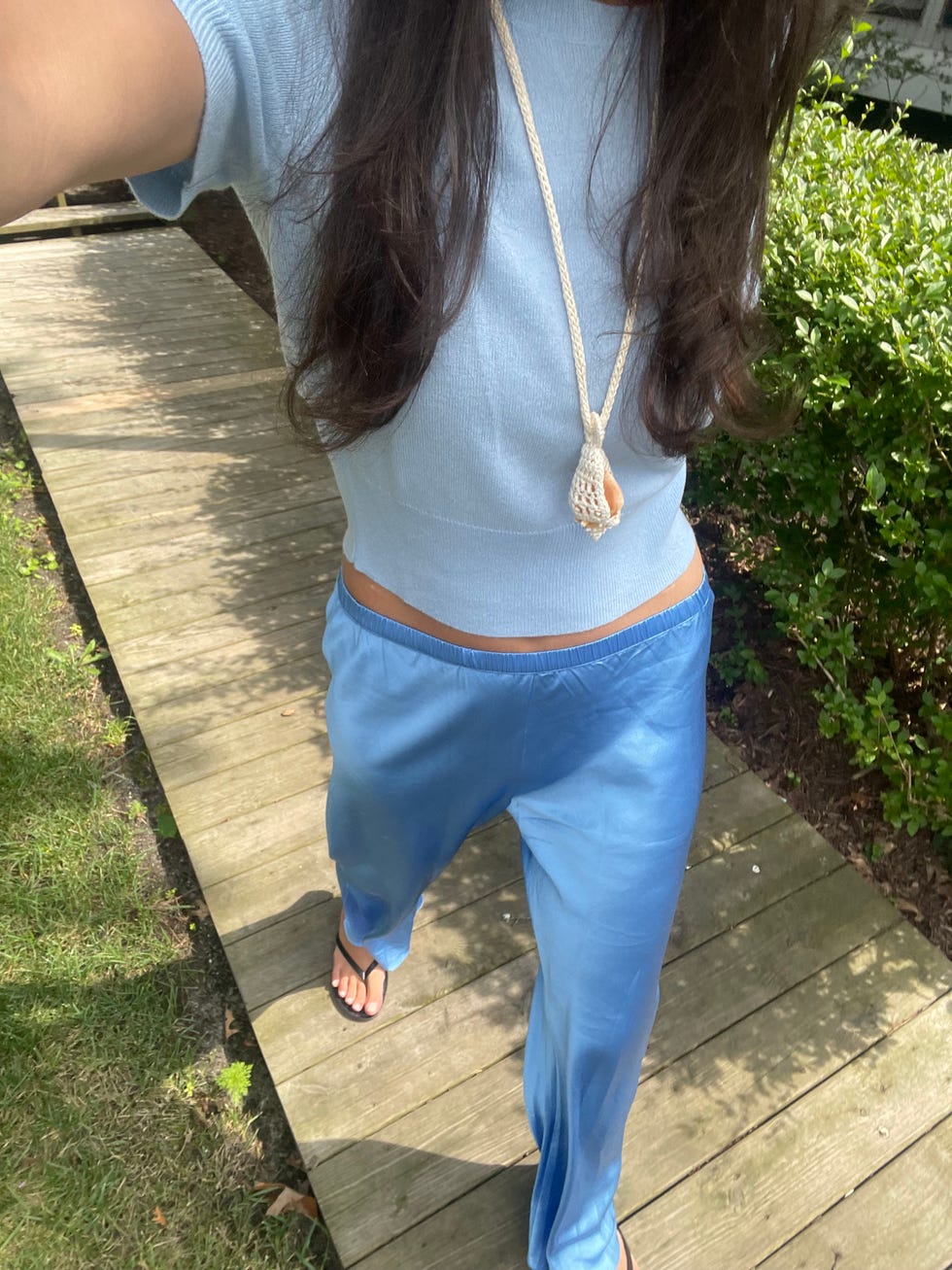 Femme en pantalon en soie