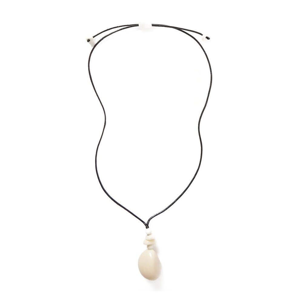 Pendentif tagua et collier en cuir