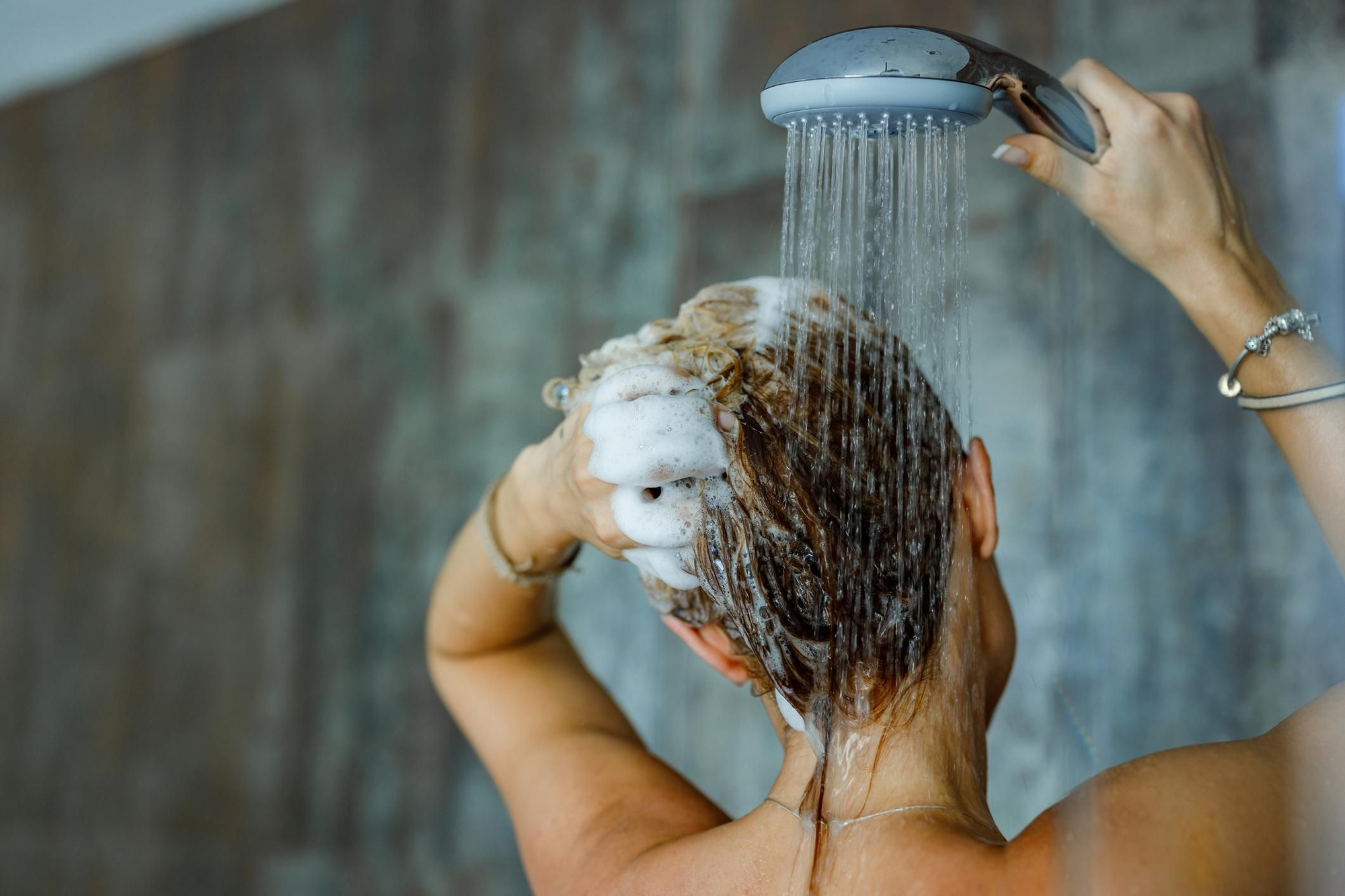 Les dermatologues se manifestent avant la douche