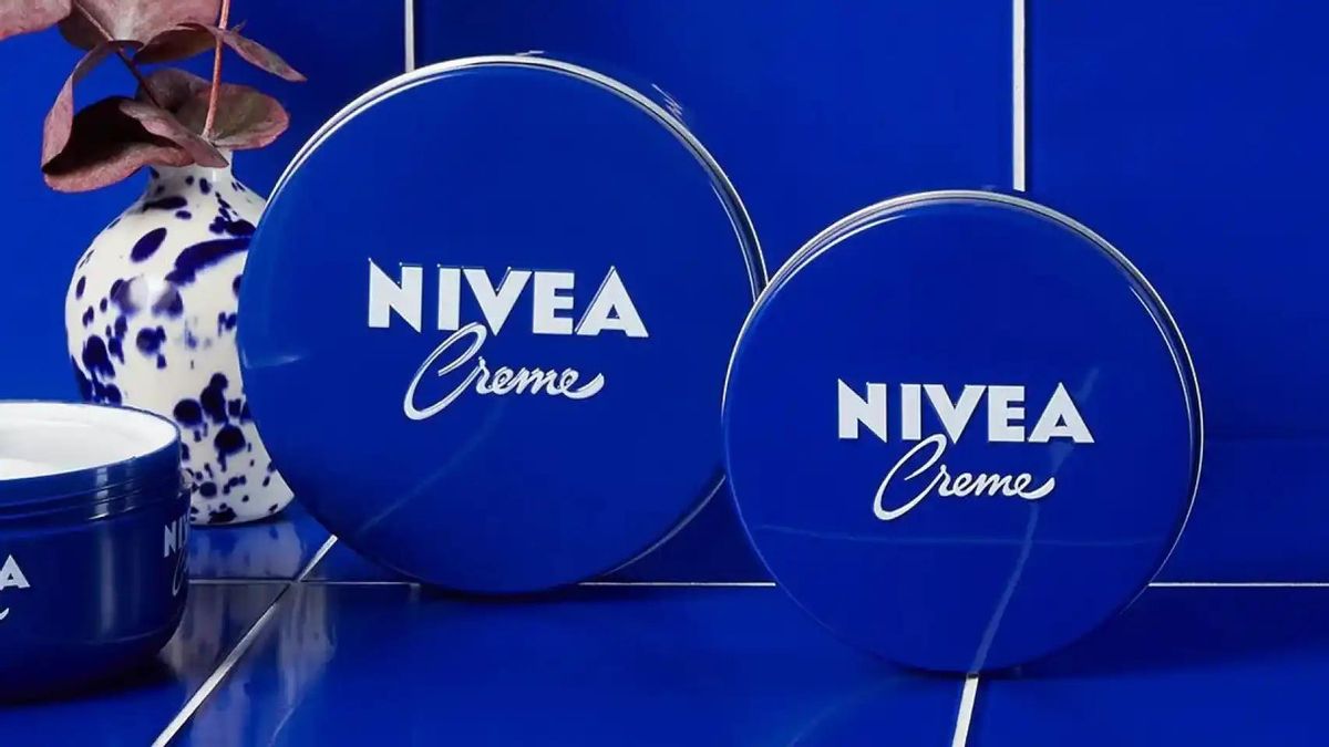 La crema Nivea de la lata azul es perfecta para hidratar el cabello