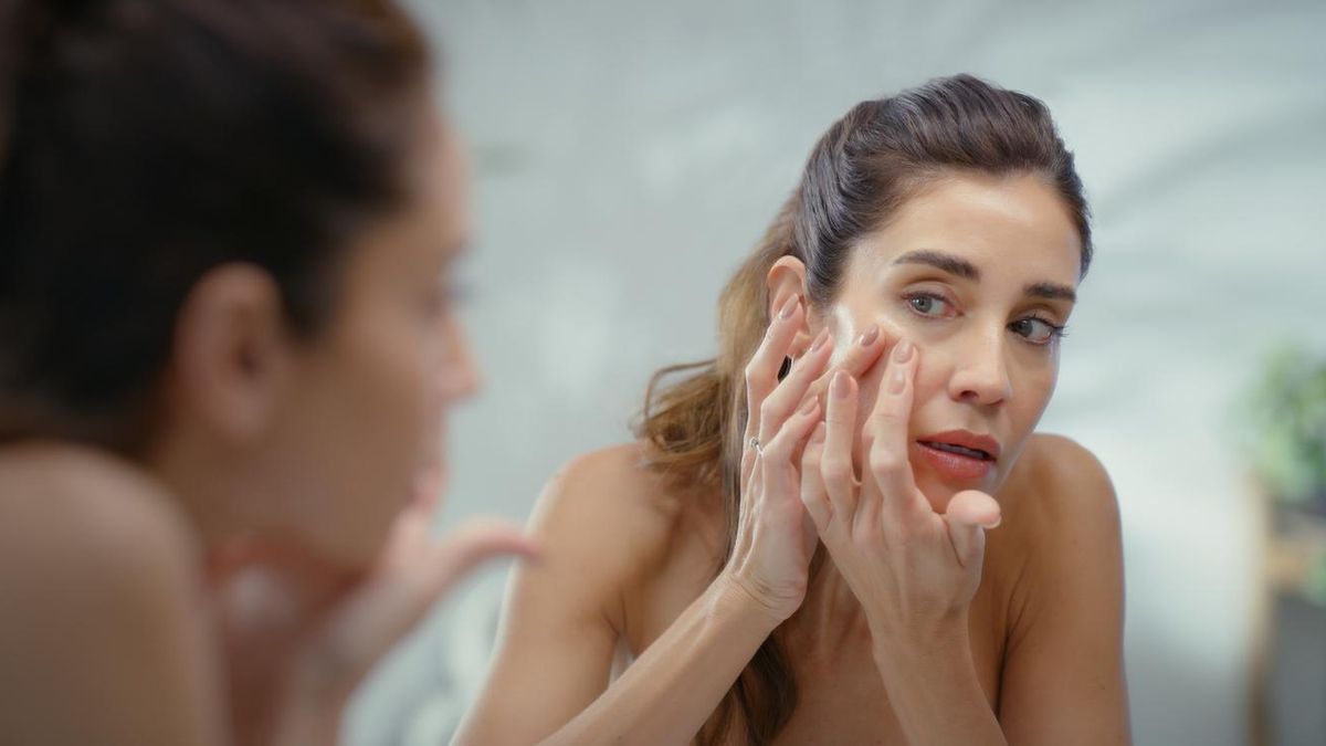 La doctora Rita Sêco sobre cómo evitar el efecto reboté en el acné después del verano: “Hay que reducir los tratamientos con ácidos, reforzar con hidratantes y activos regeneradores como la niacinamida”