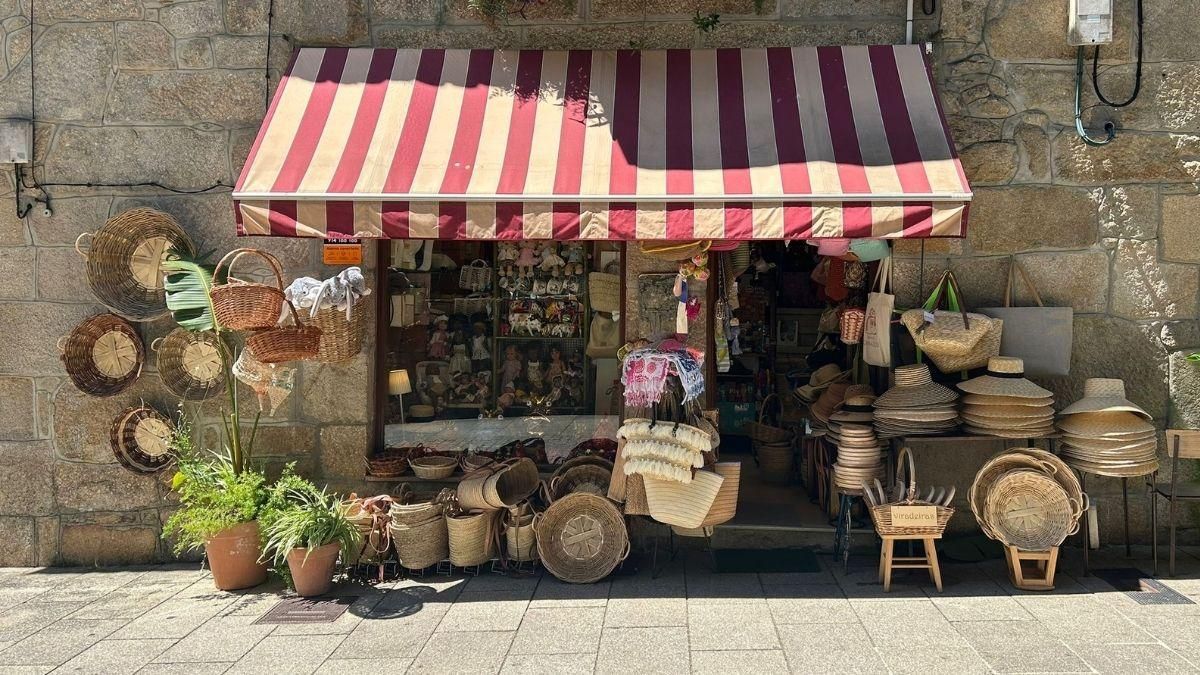 La tienda de capazos de Cambados donde las gallegas compran sus bolsos
