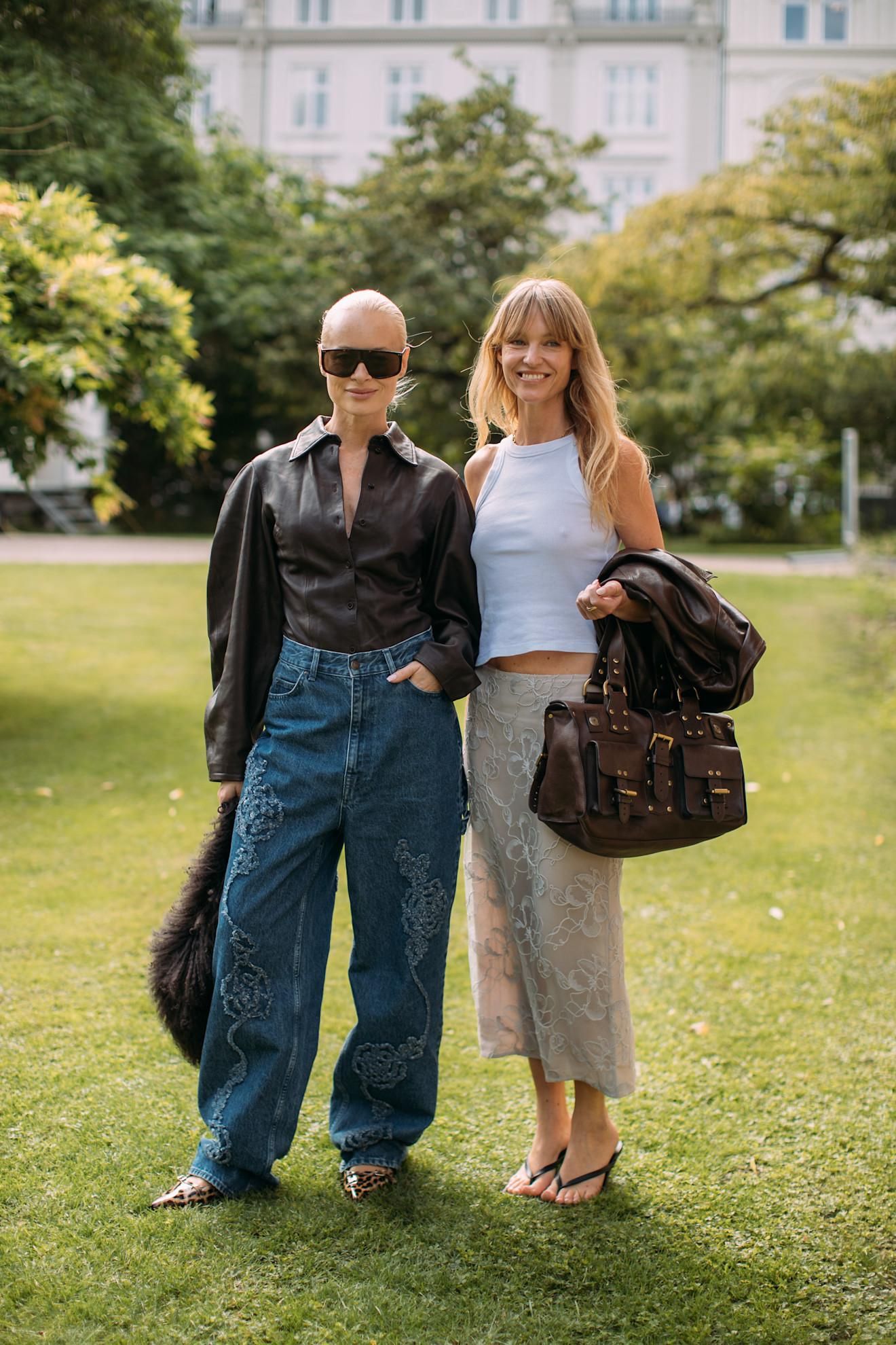Cheveux coupés en couches longues avec une frange de papillons