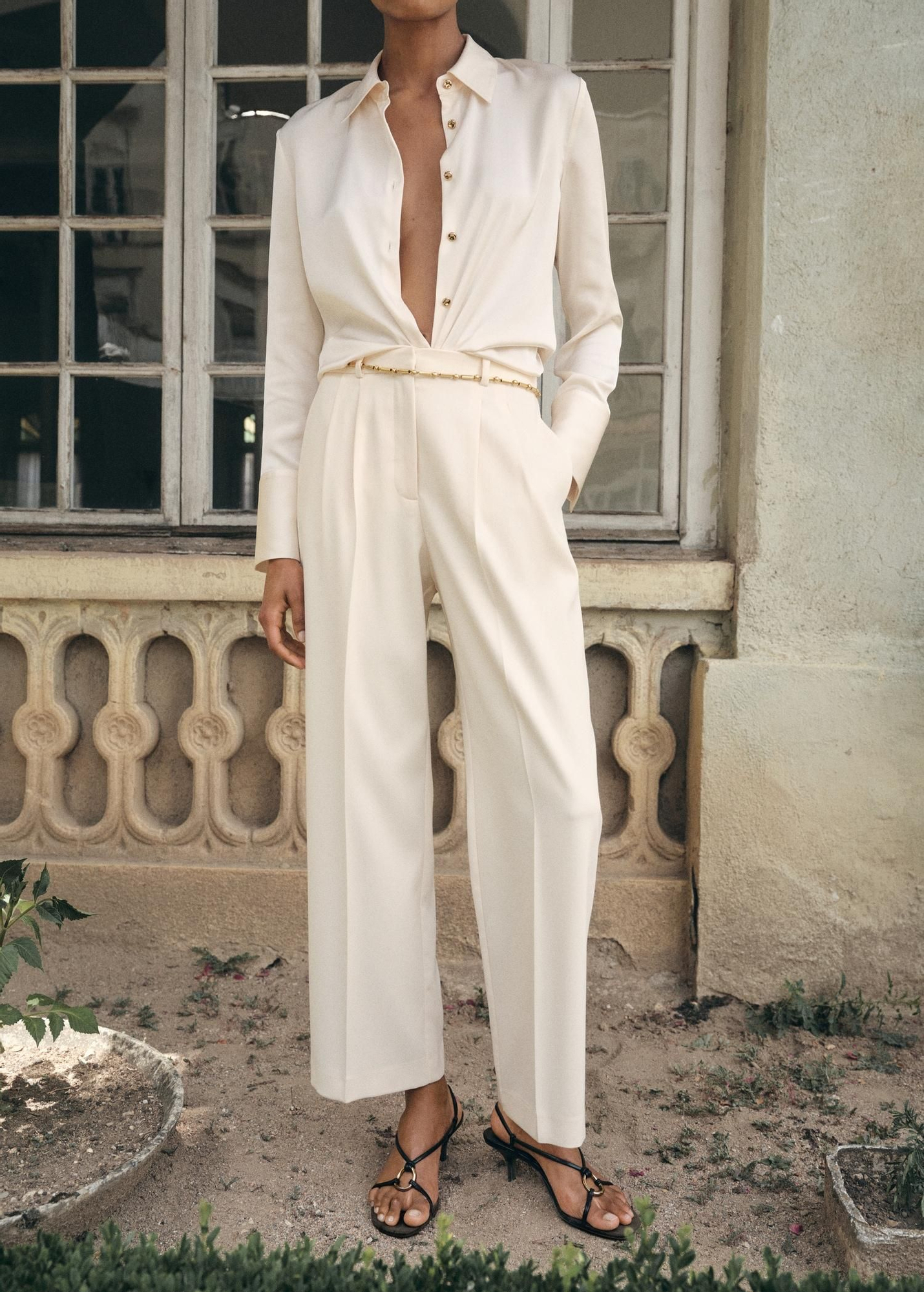 Pantalon blanc large à l'échelle