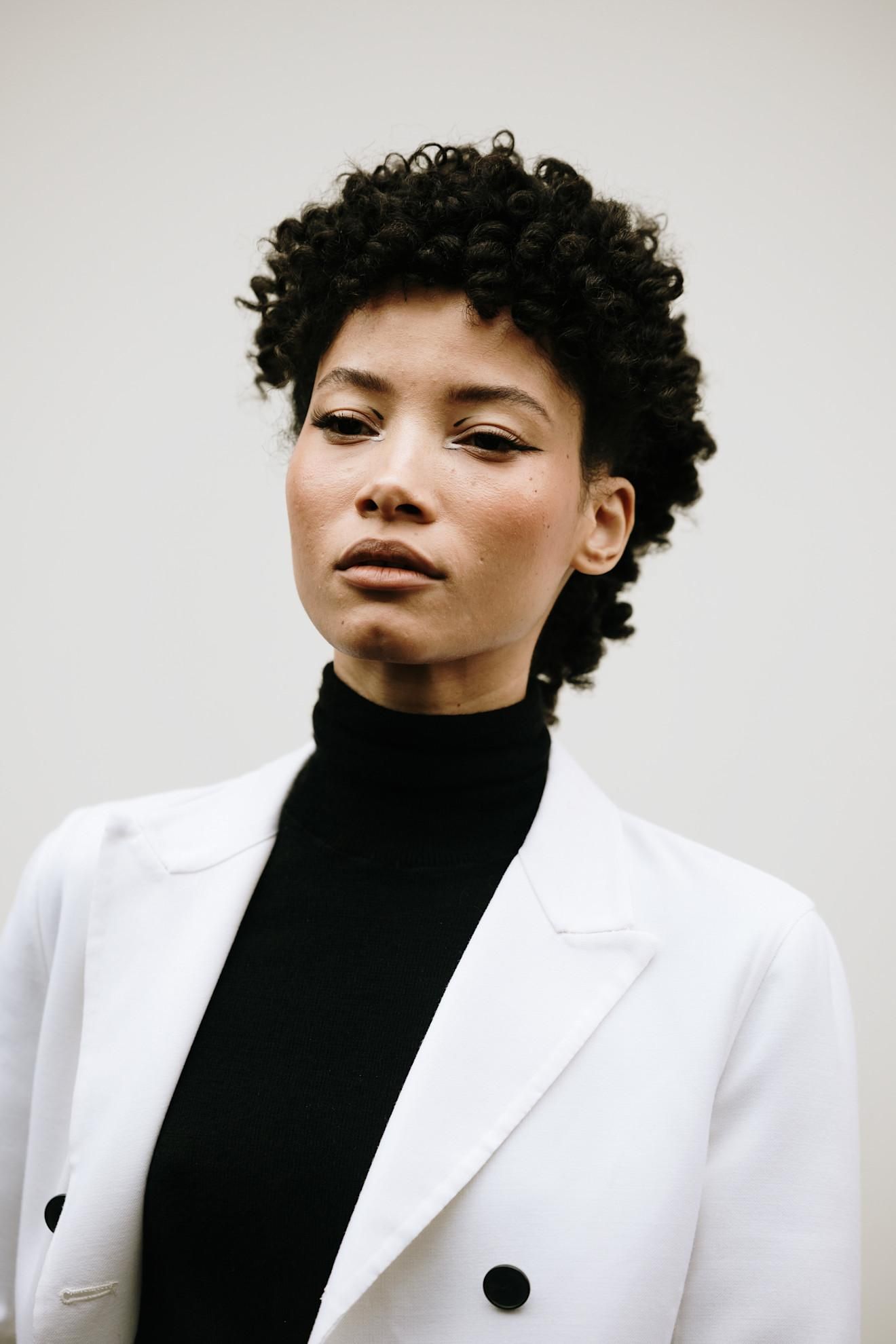 La coupe de lutin avec volume est toujours synonyme de sophistication et d'élégance