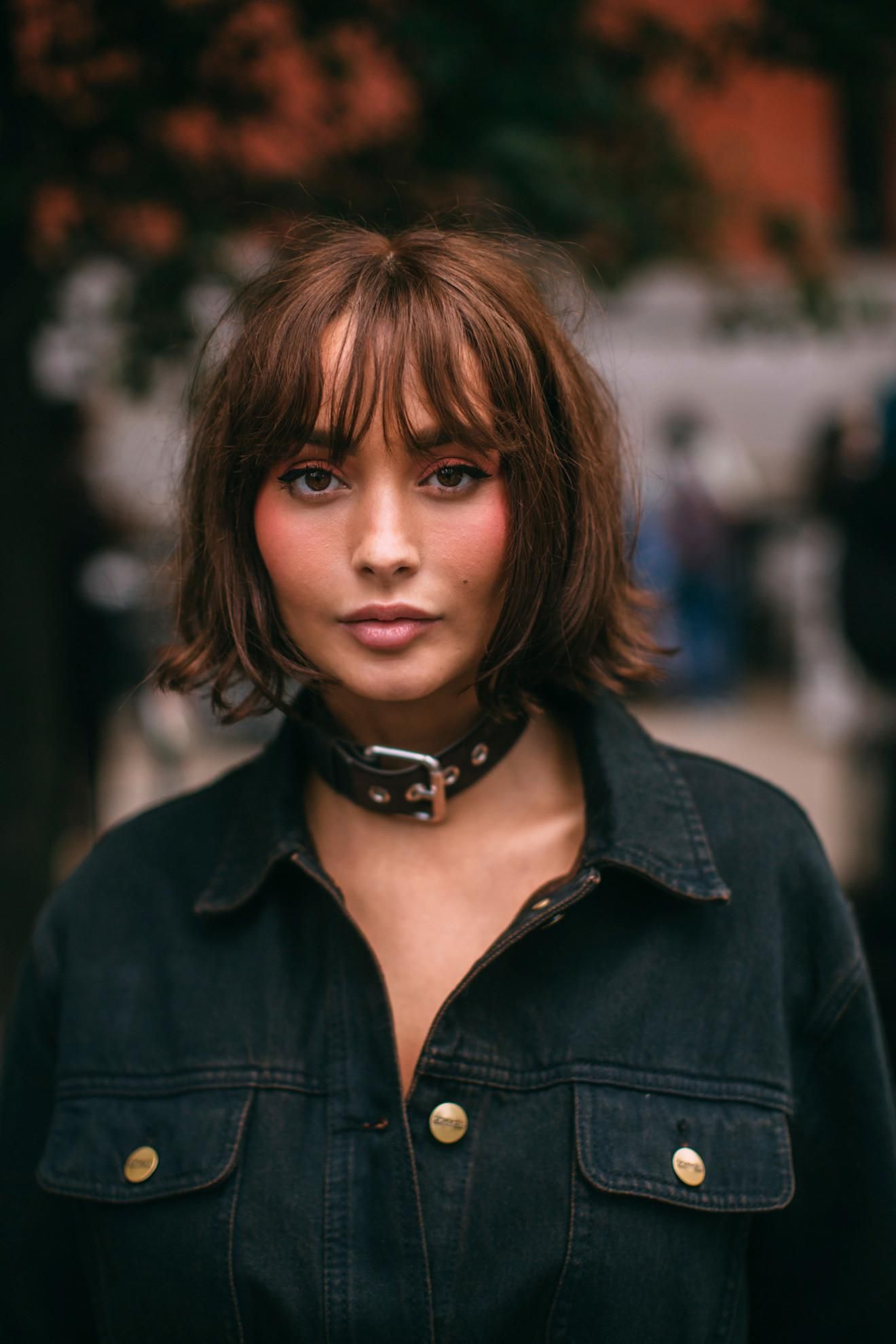 Le bob non structuré est l'une des coiffures qui rajeunissent