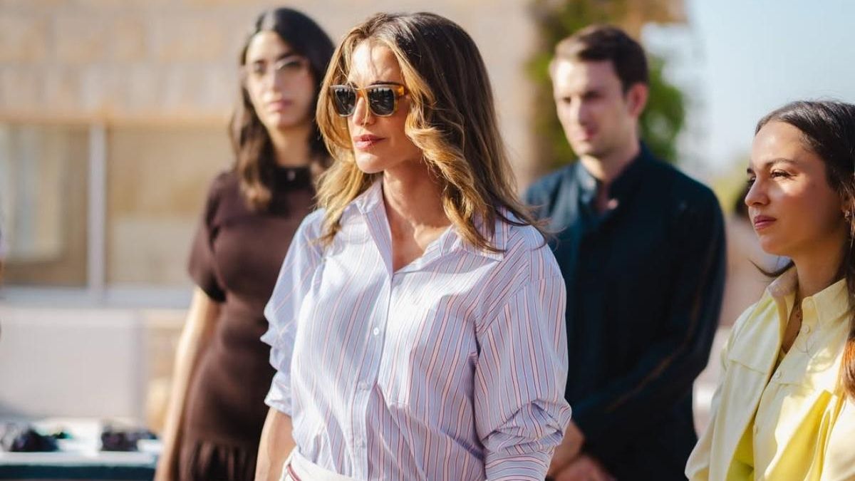 Rania de Jordania vuelve a inspirarnos con un look perfecto para la vuelta a la oficina.